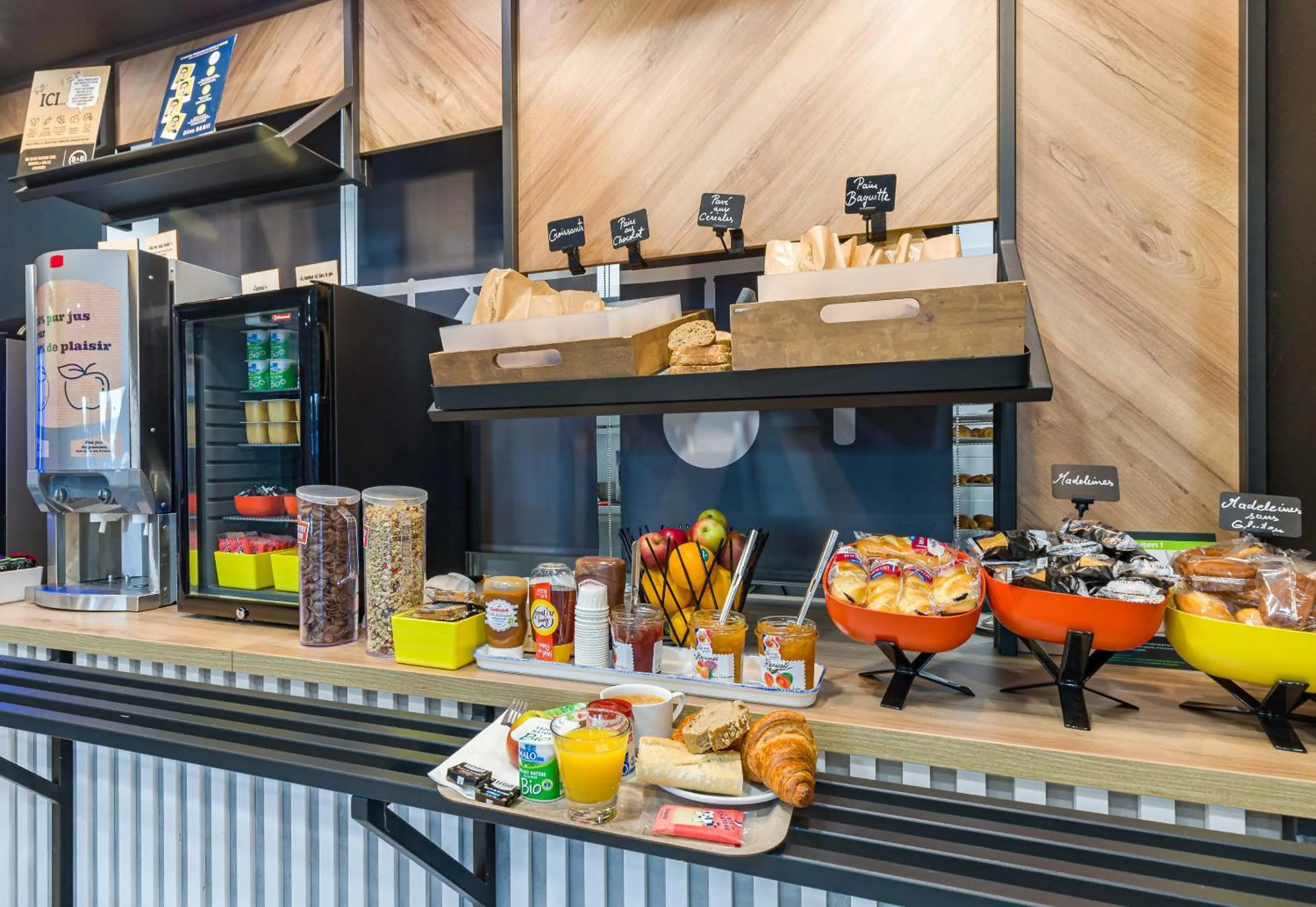 Breakfast in B&B HOTEL Poitiers Aéroport