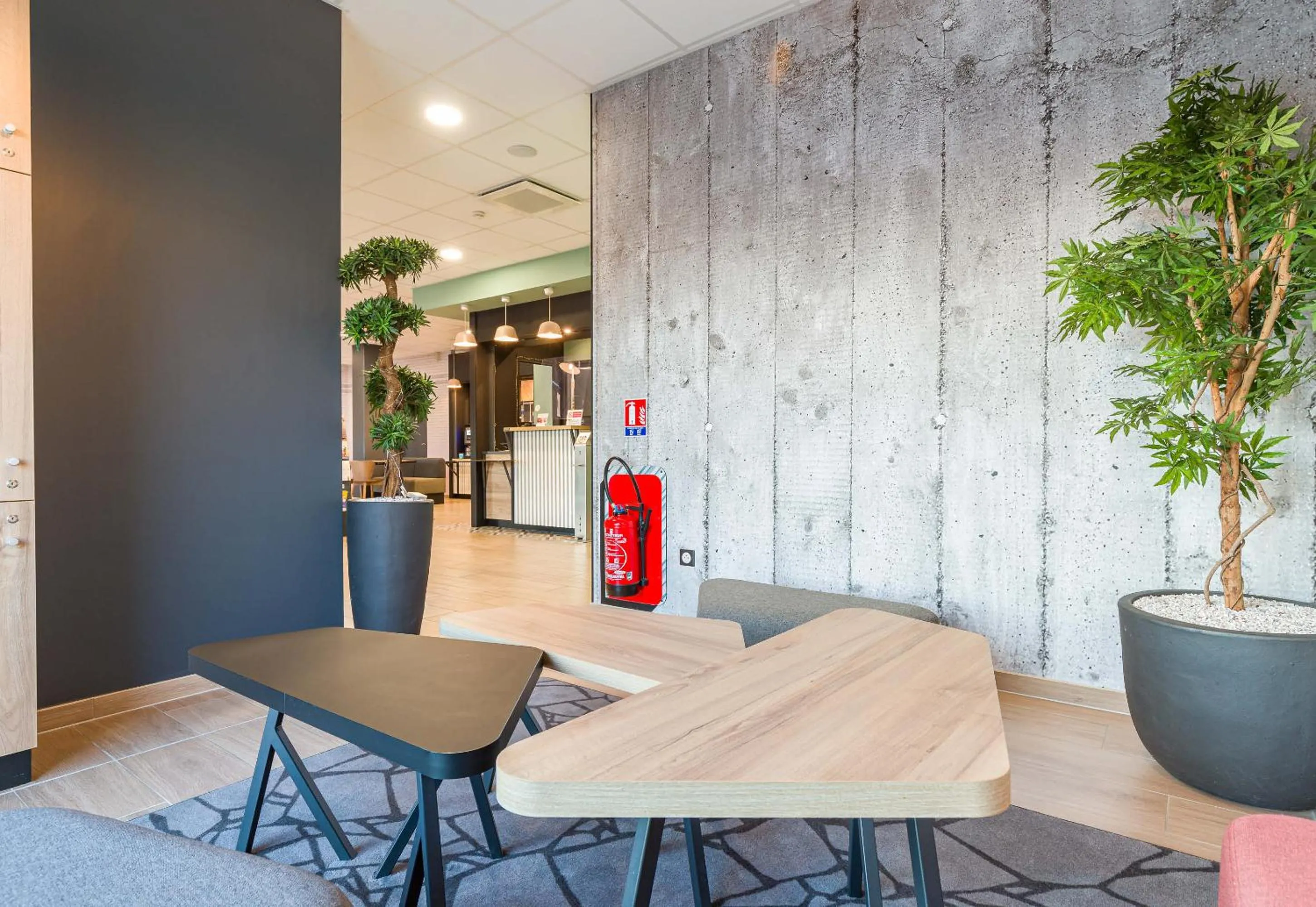 Seating area in B&B HOTEL Poitiers Aéroport