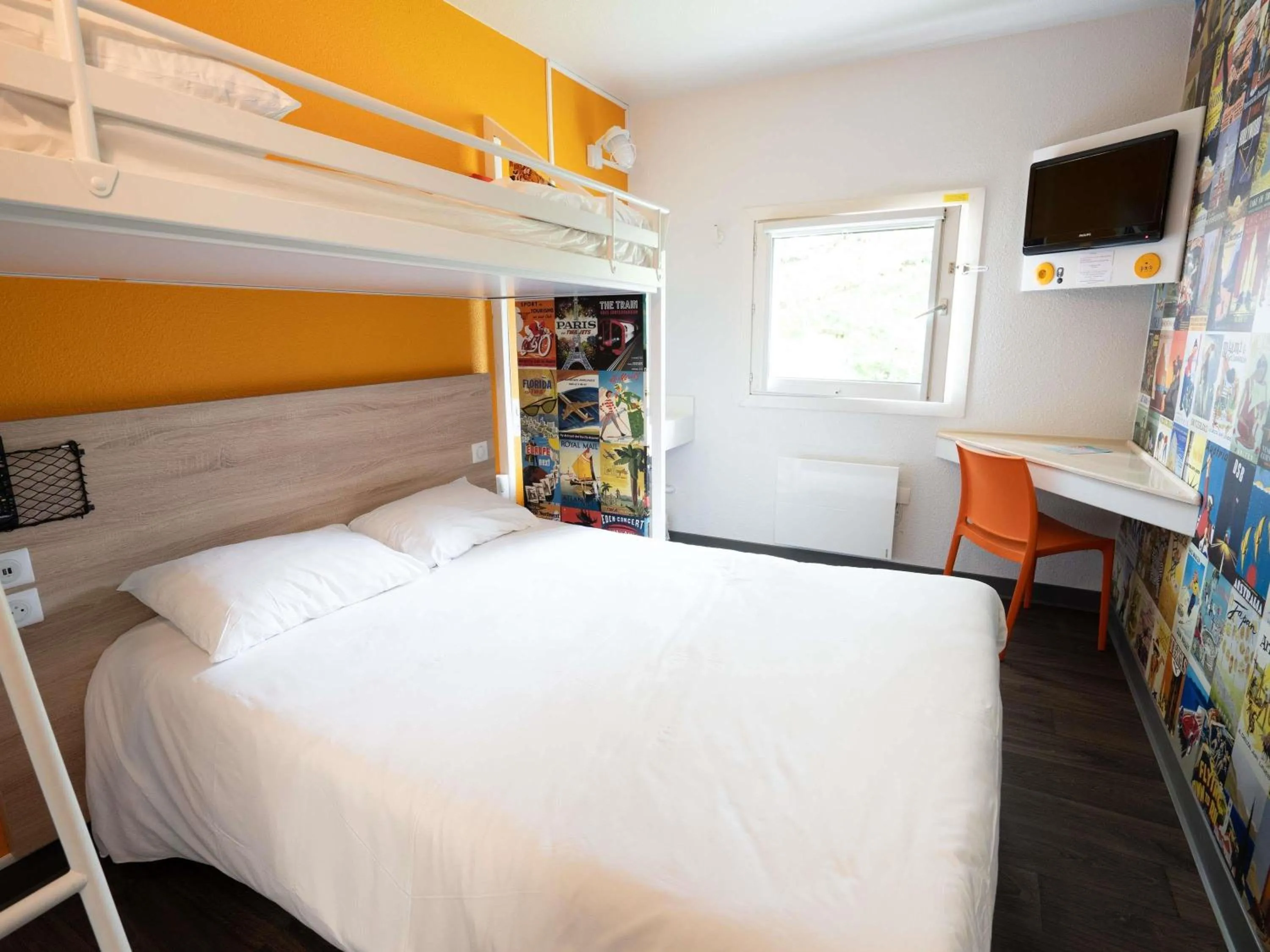 Property building, Bed in hotelF1 Brive Ussac