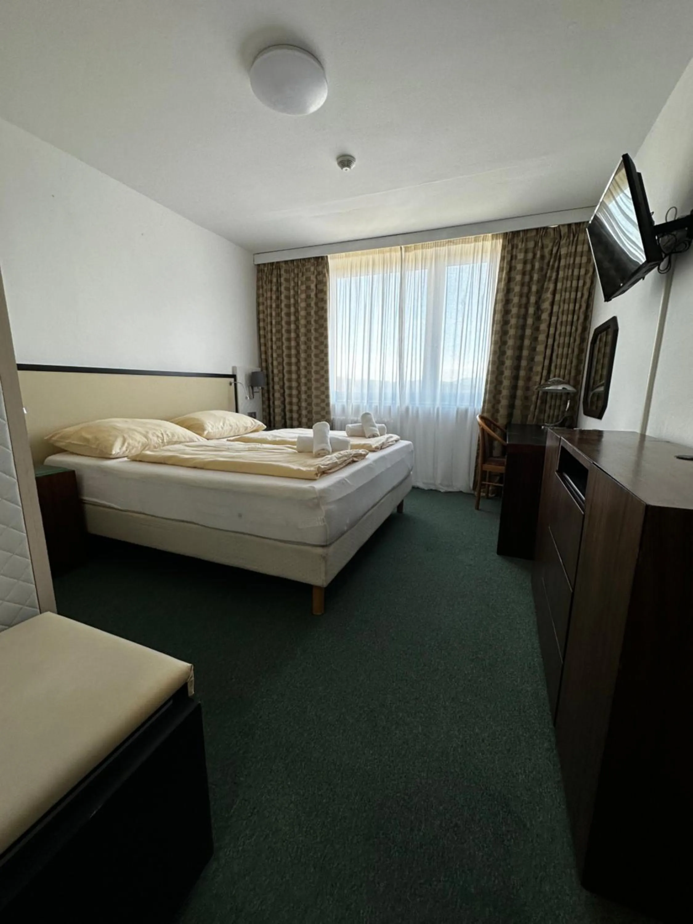 Bed in Horský hotel Jelenovská s bazénem v ceně