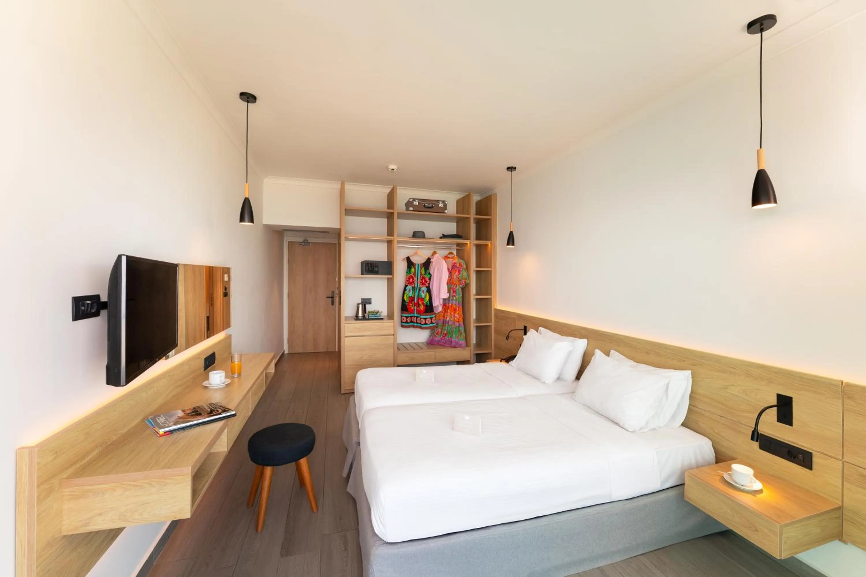 Photo of the whole room, Bed in Aquarium View Hotel