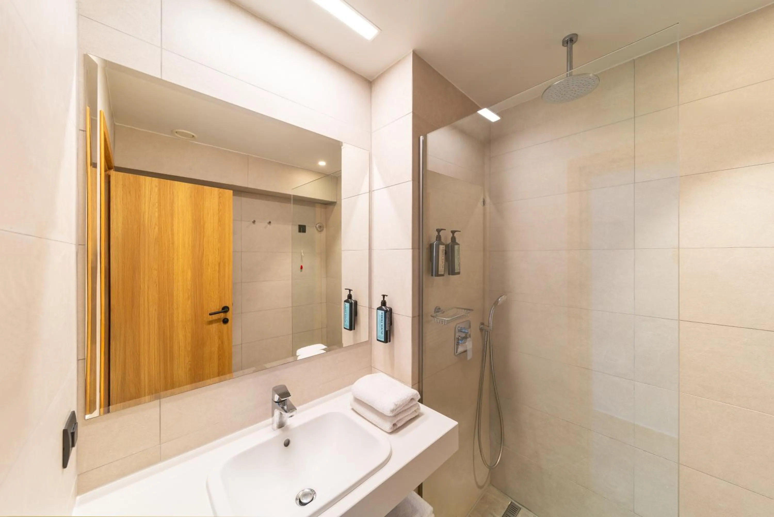 Shower in Aquarium View Hotel