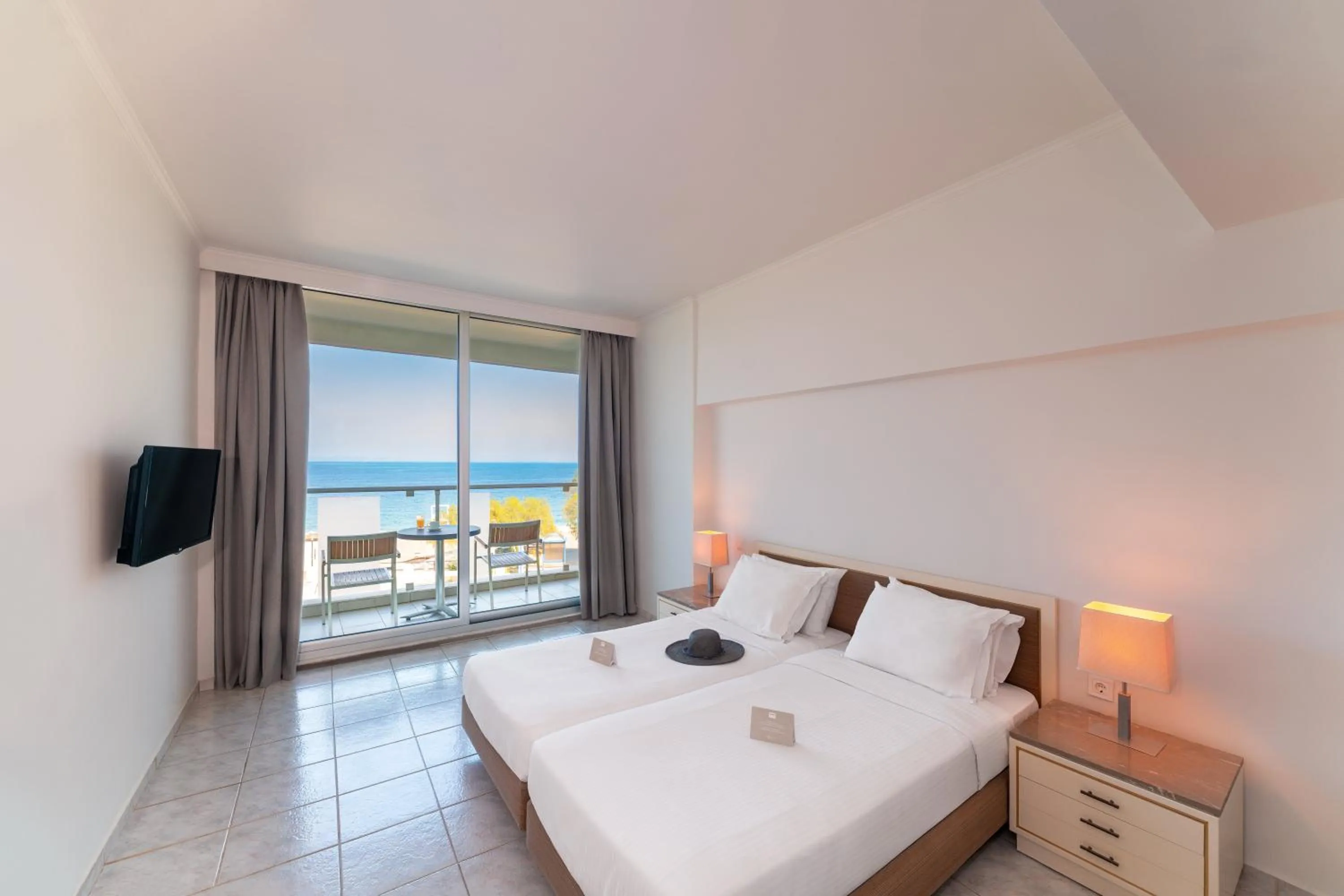 Bedroom, Bed in Aquarium View Hotel