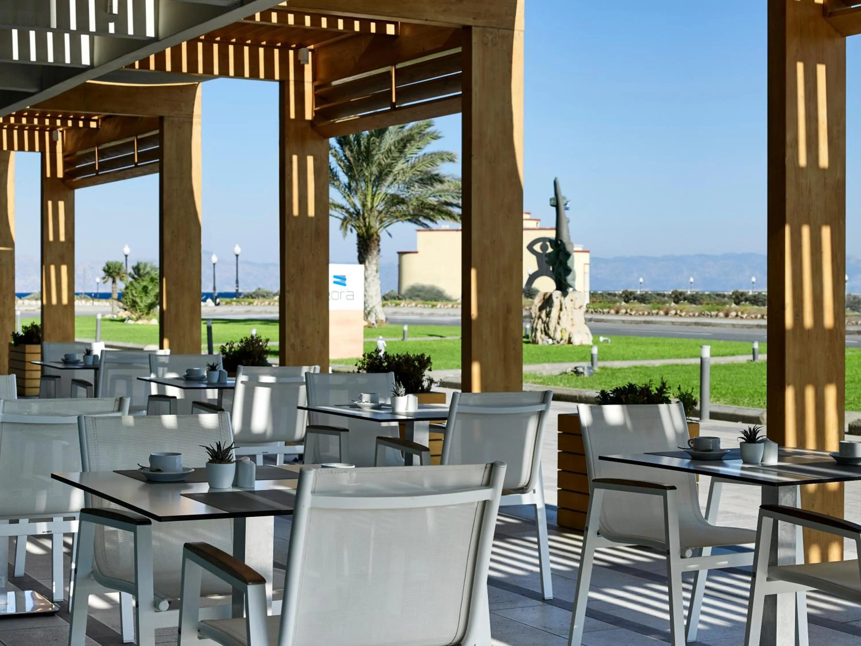 Restaurant/places to eat in Aquarium View Hotel