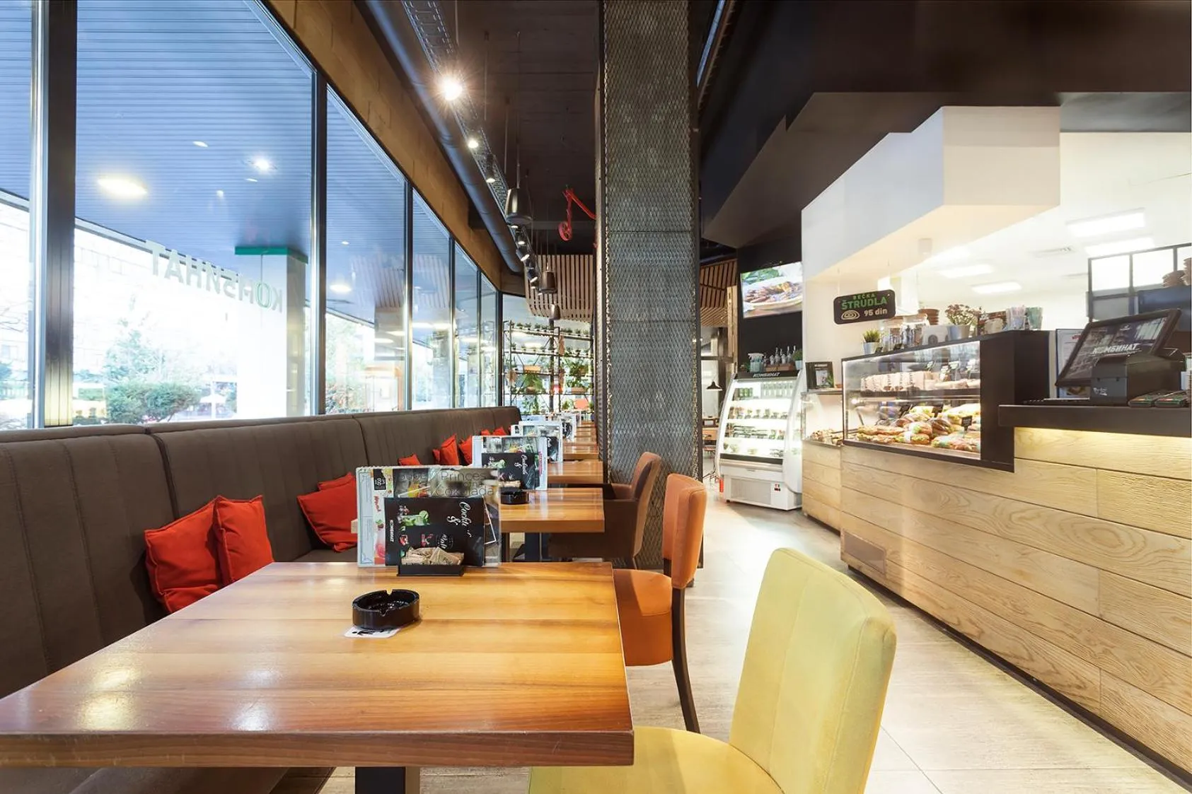 Restaurant/places to eat in Kombinat Rooms City Center