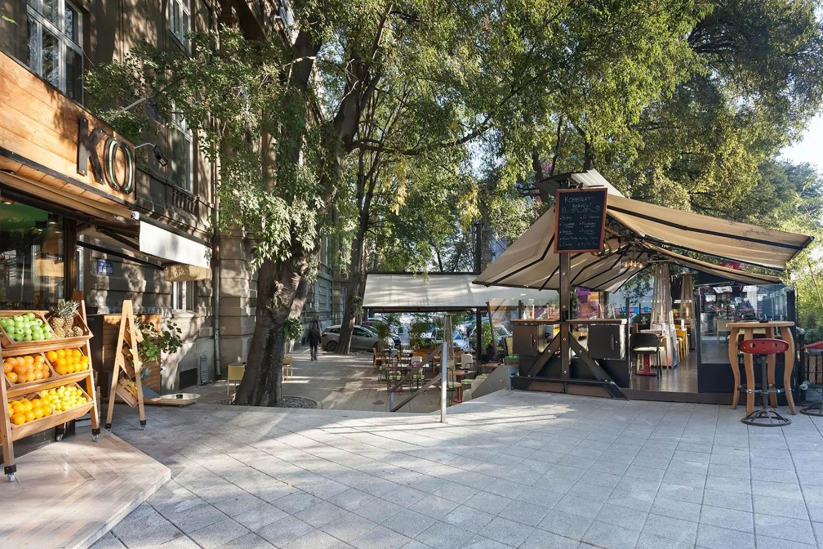 Restaurant/places to eat in Kombinat Rooms City Center