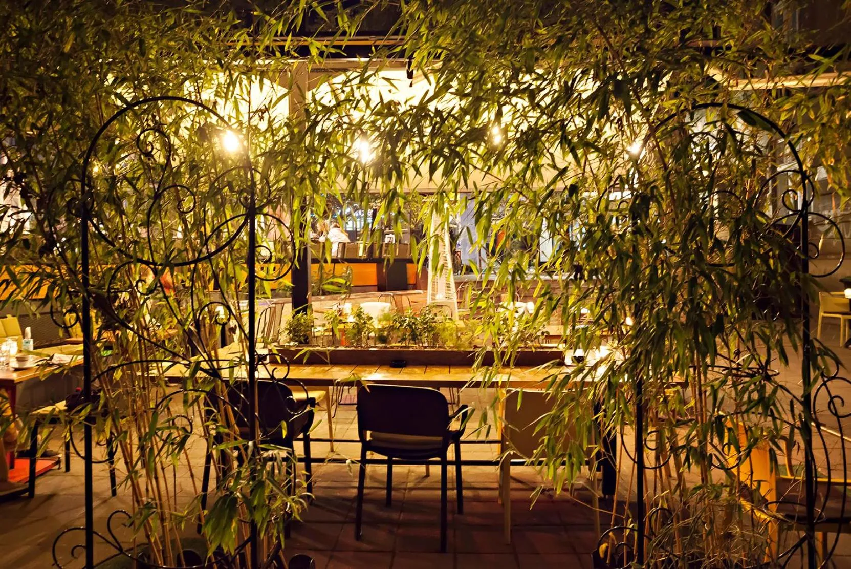 Restaurant/places to eat in Kombinat Rooms City Center