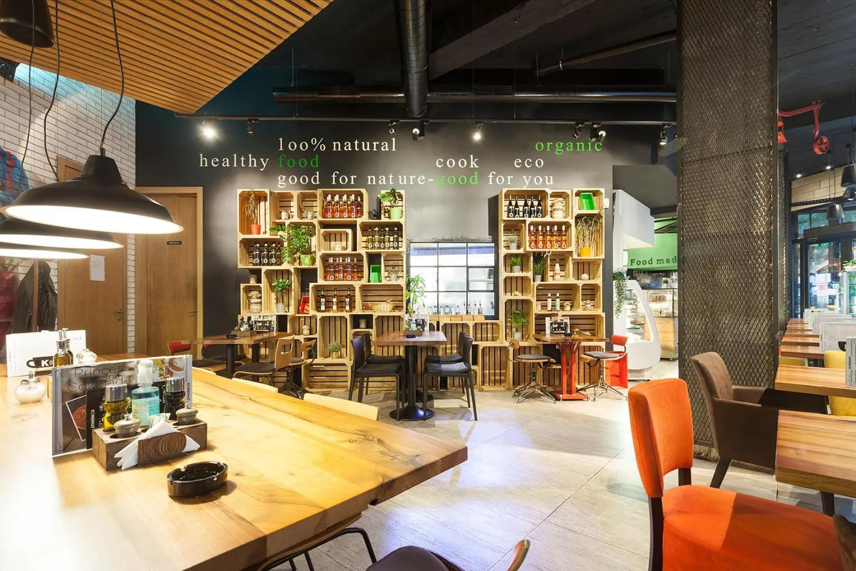 Restaurant/places to eat in Kombinat Rooms City Center