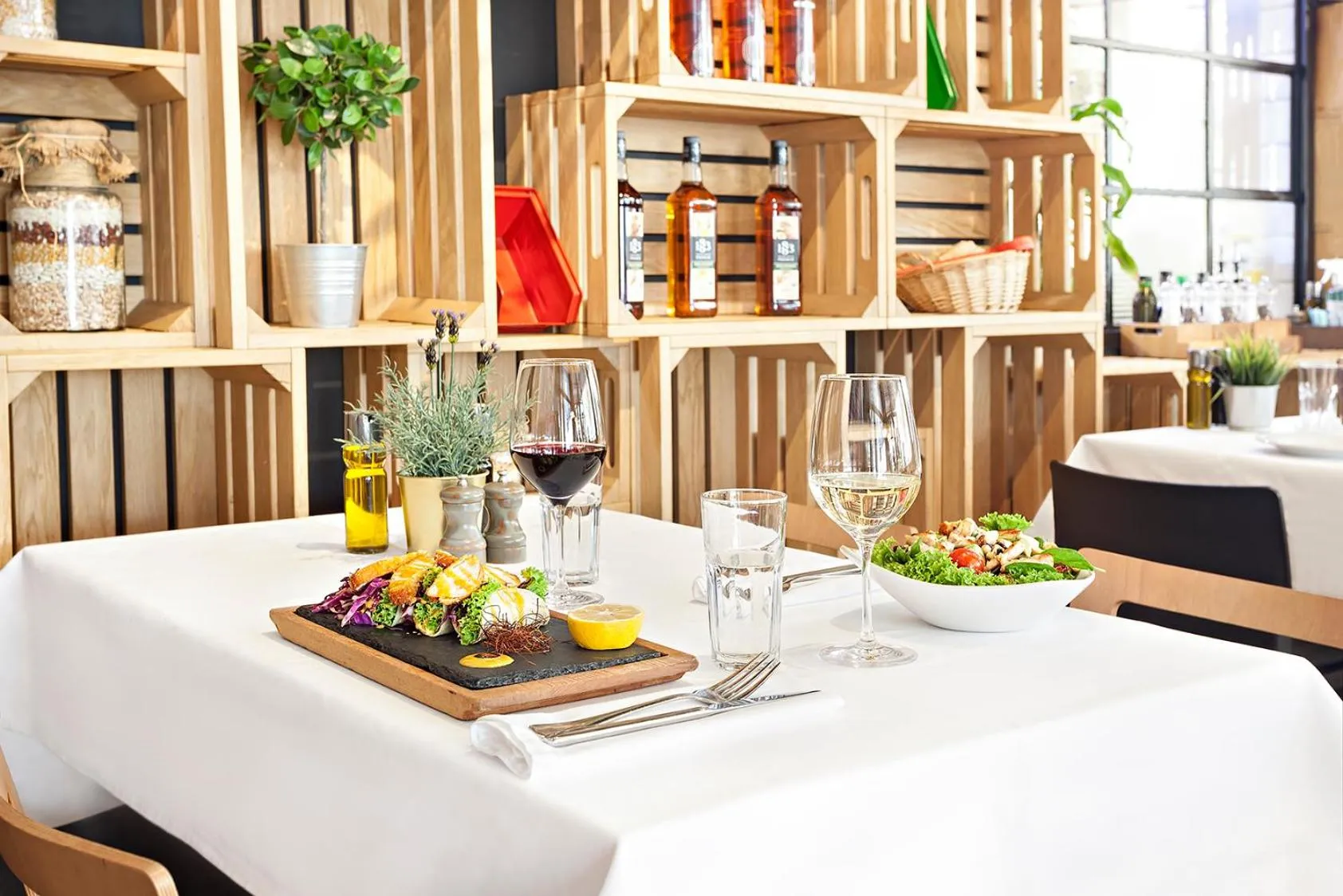 Restaurant/places to eat in Kombinat Rooms City Center