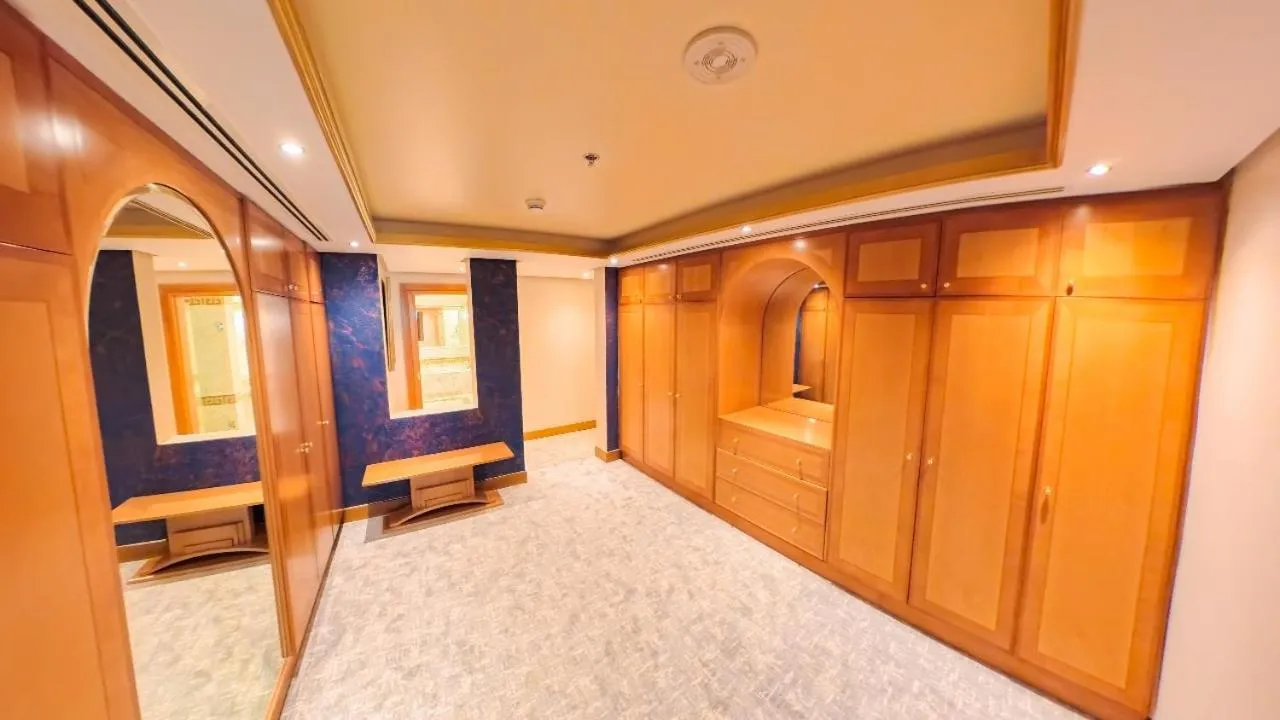wardrobe in Oryx Grand Hotel Jebel Hafeet
