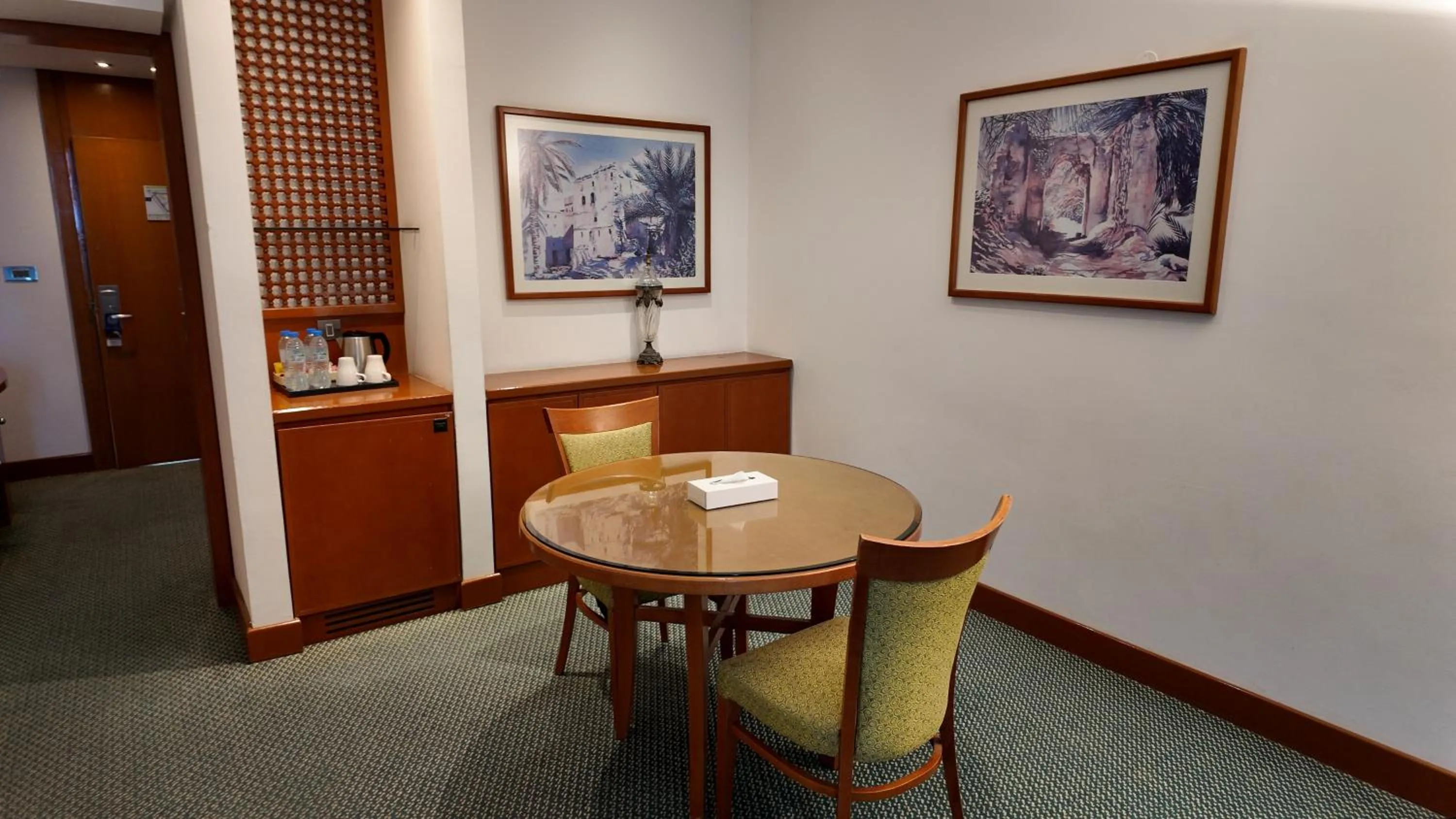 Seating area in Oryx Grand Hotel Jebel Hafeet