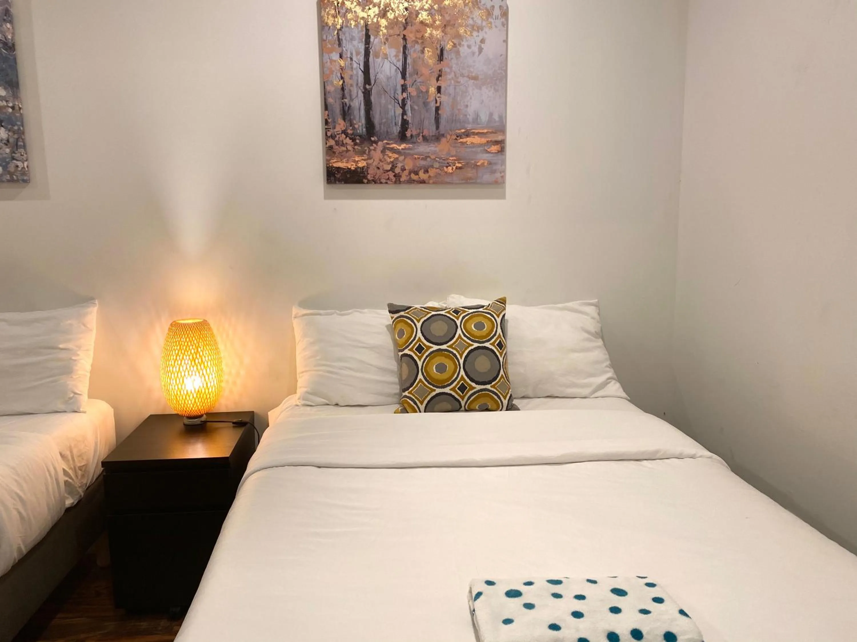 Bed in Alina & Fanny - Philadelphia Convention Center