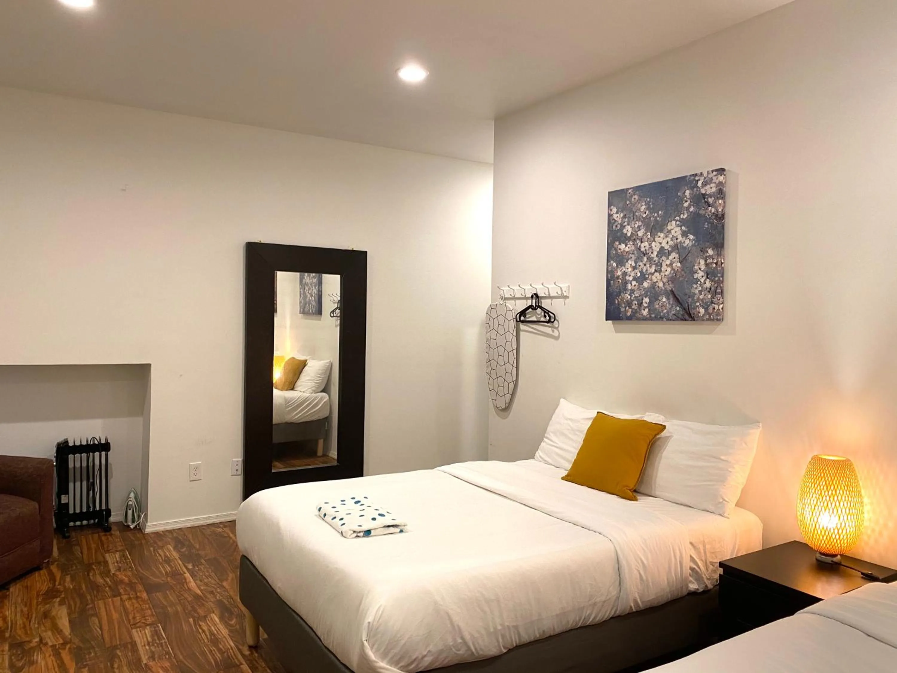 Bedroom, Bed in Alina & Fanny - Philadelphia Convention Center