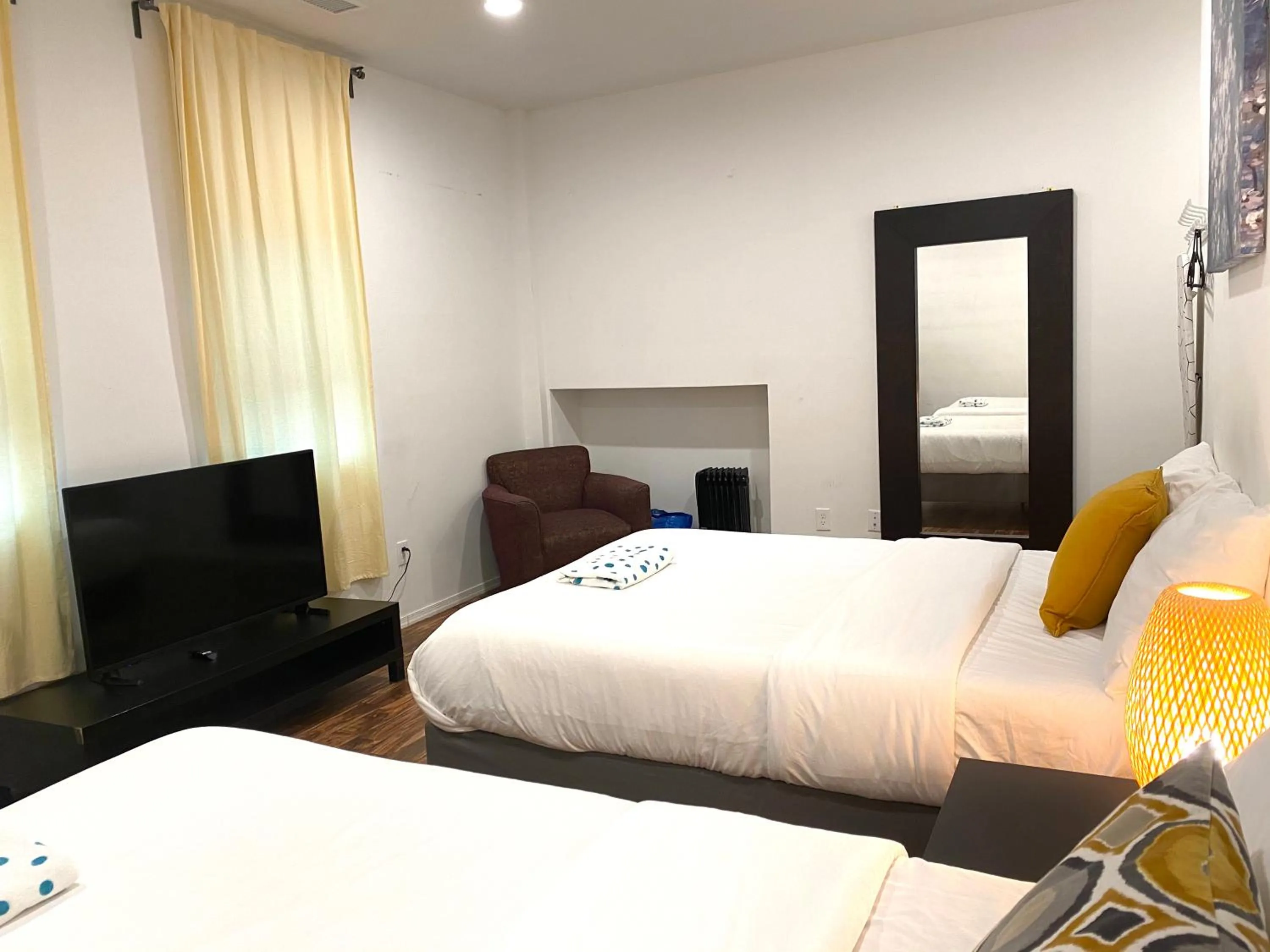 Bedroom, Bed in Alina & Fanny - Philadelphia Convention Center