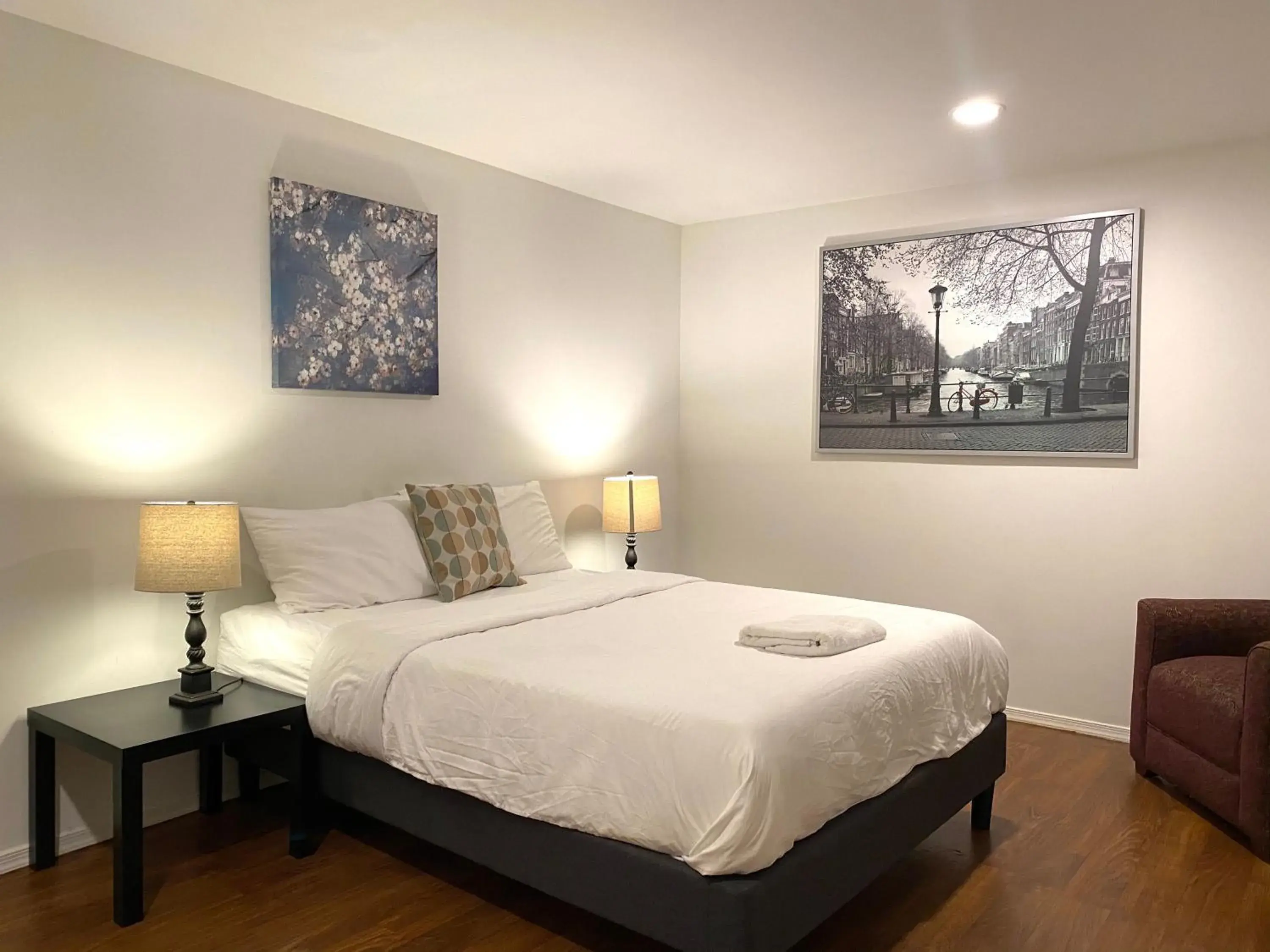 Queen Room with Shared Bathroom in Alina & Fanny - Philadelphia Convention Center Queen Room with Shared Bathroom in Alina & Fanny - Philadelphia Convention Center