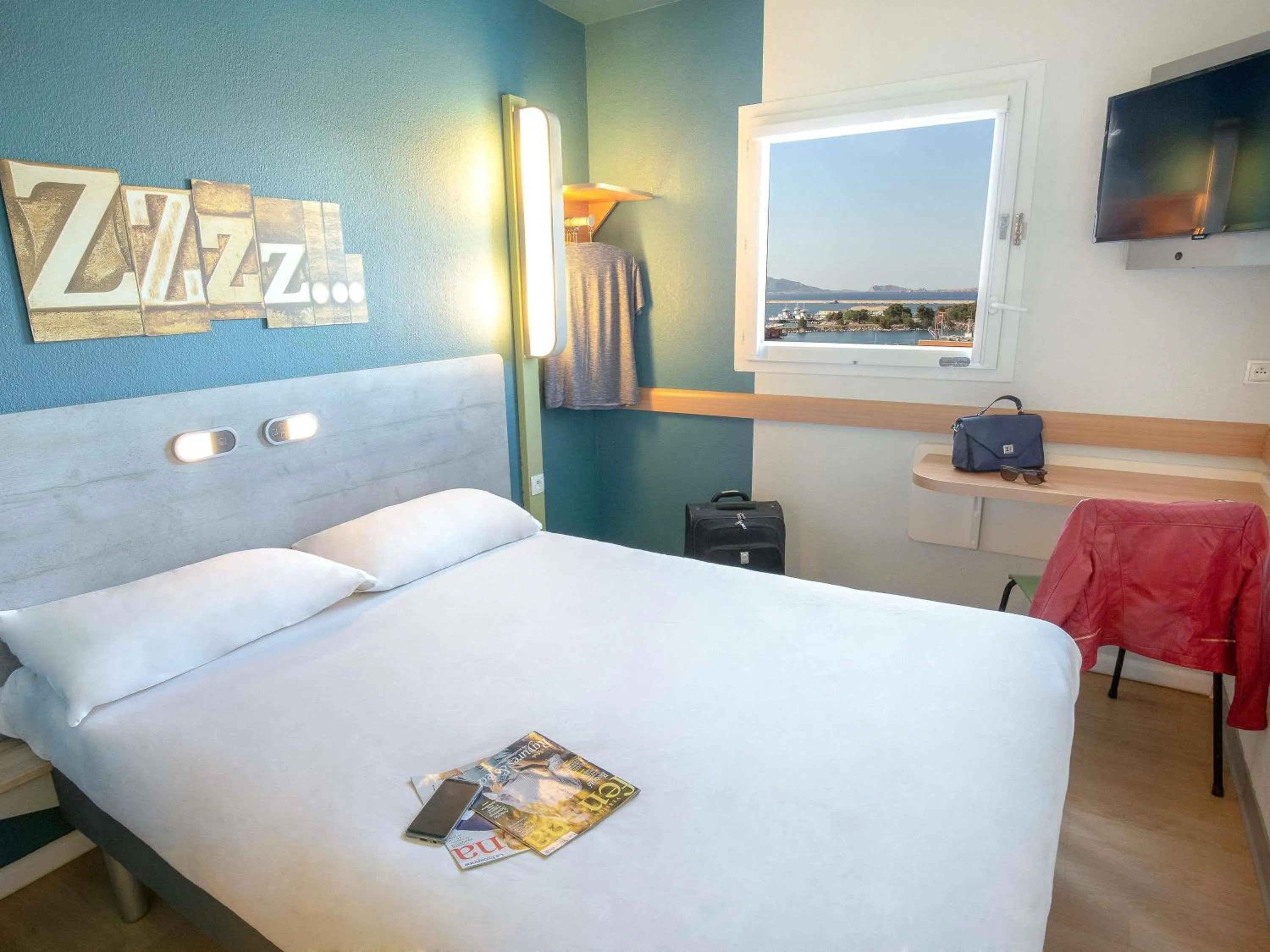 Bedroom, Bed in ibis budget Marseille L'Estaque