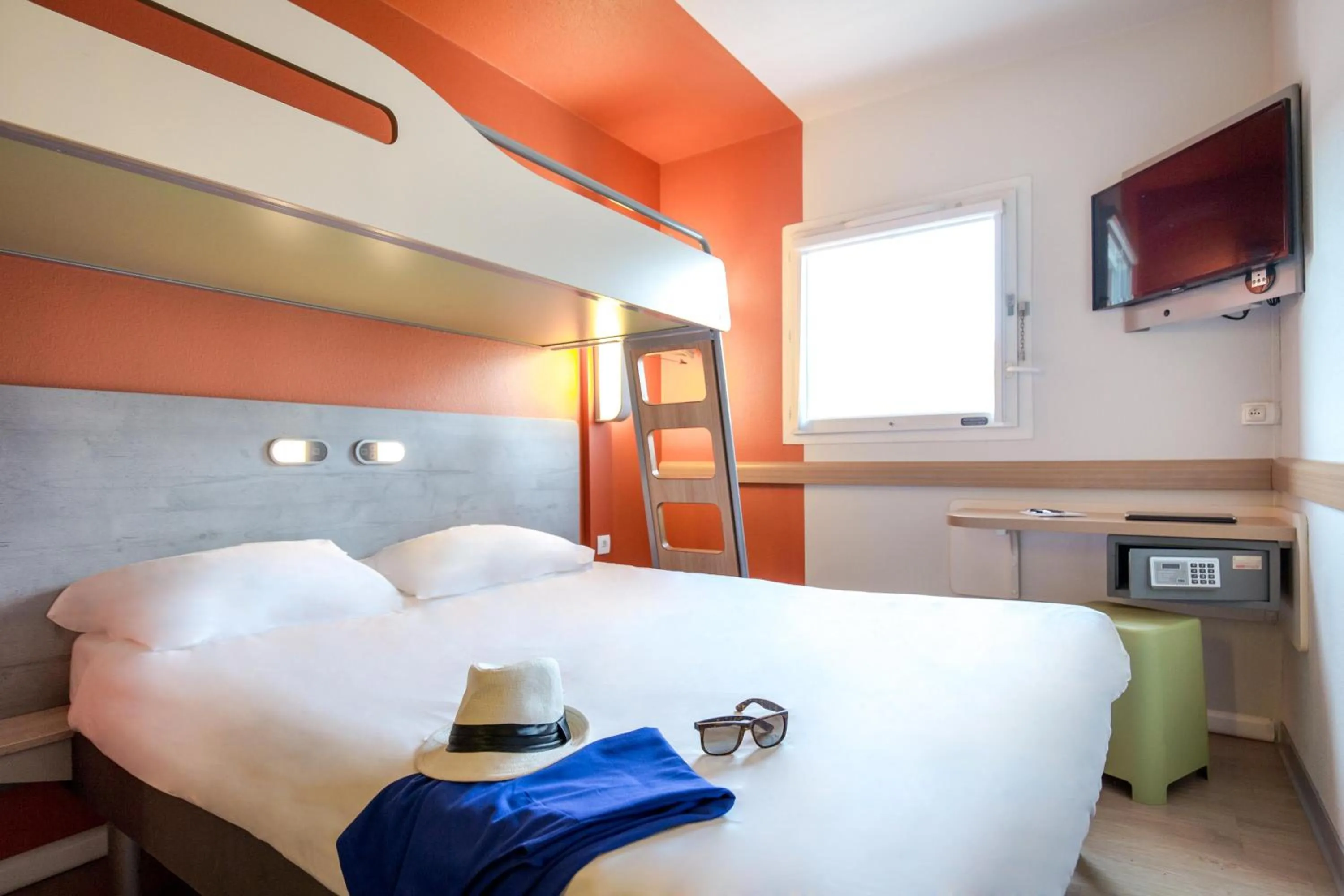 Photo of the whole room, Bed in ibis budget Marseille L'Estaque