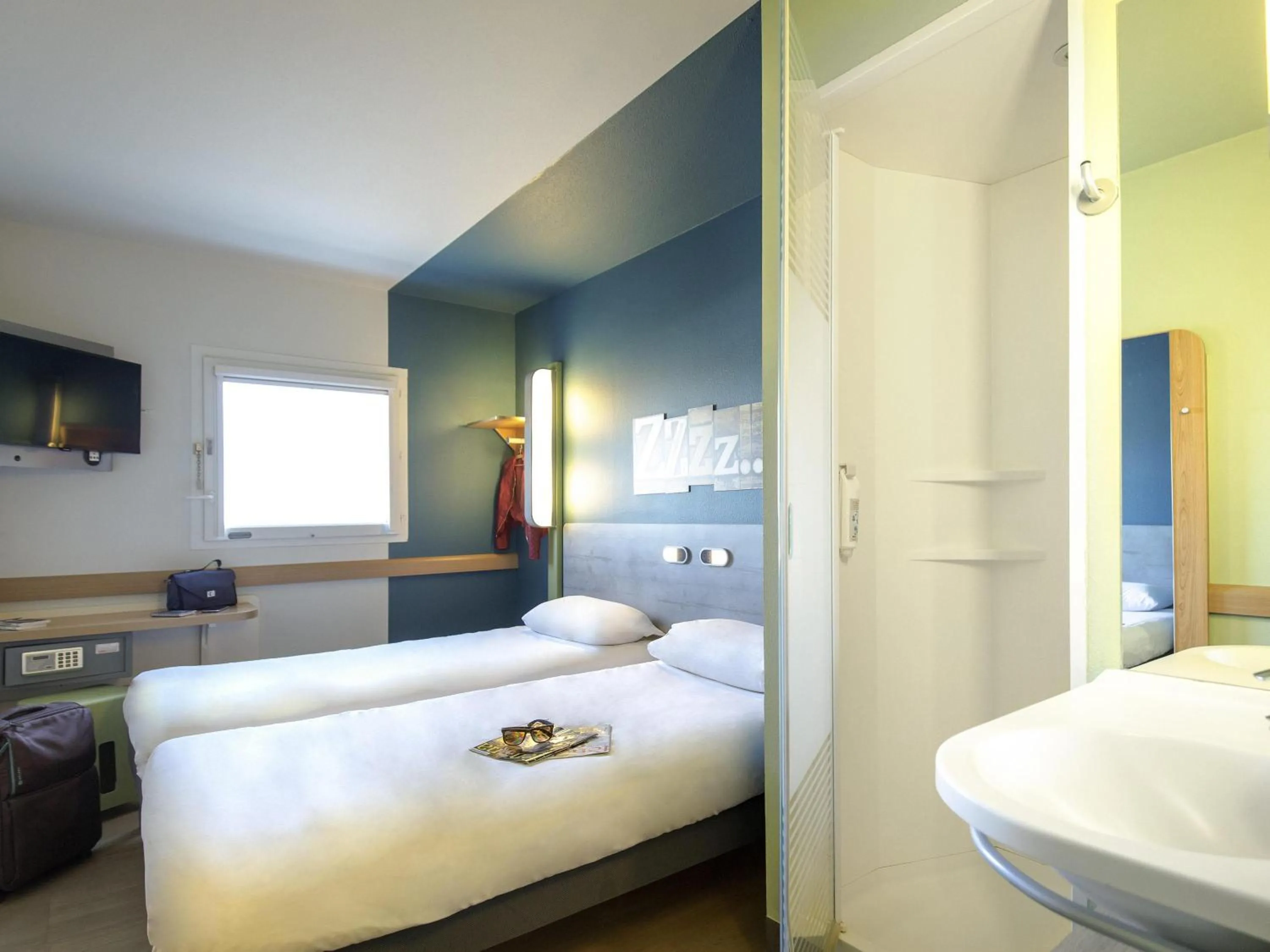 Bedroom, Bed in ibis budget Marseille L'Estaque