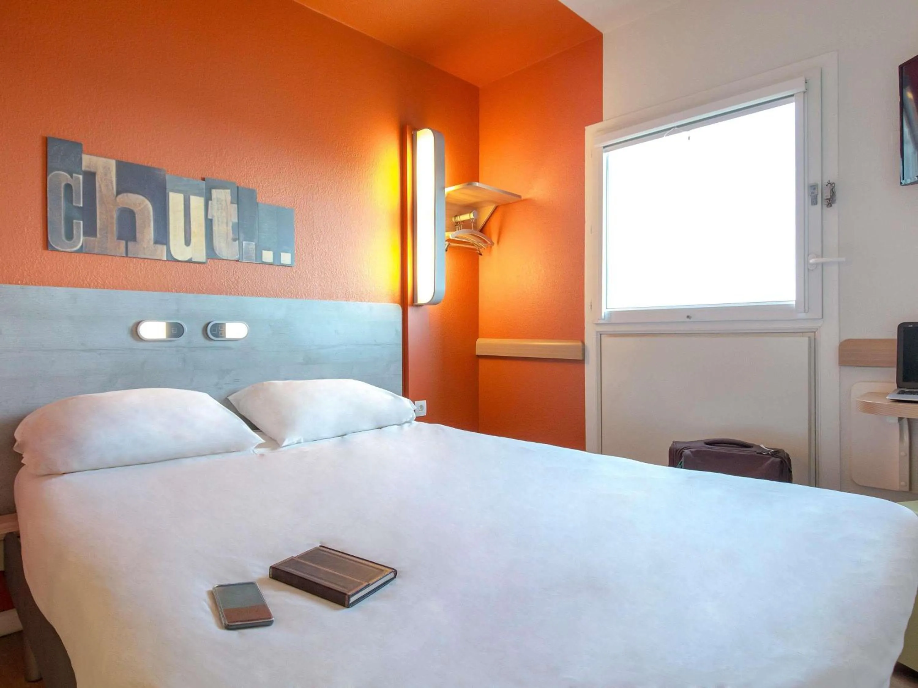 Bedroom, Bed in ibis budget Marseille L'Estaque