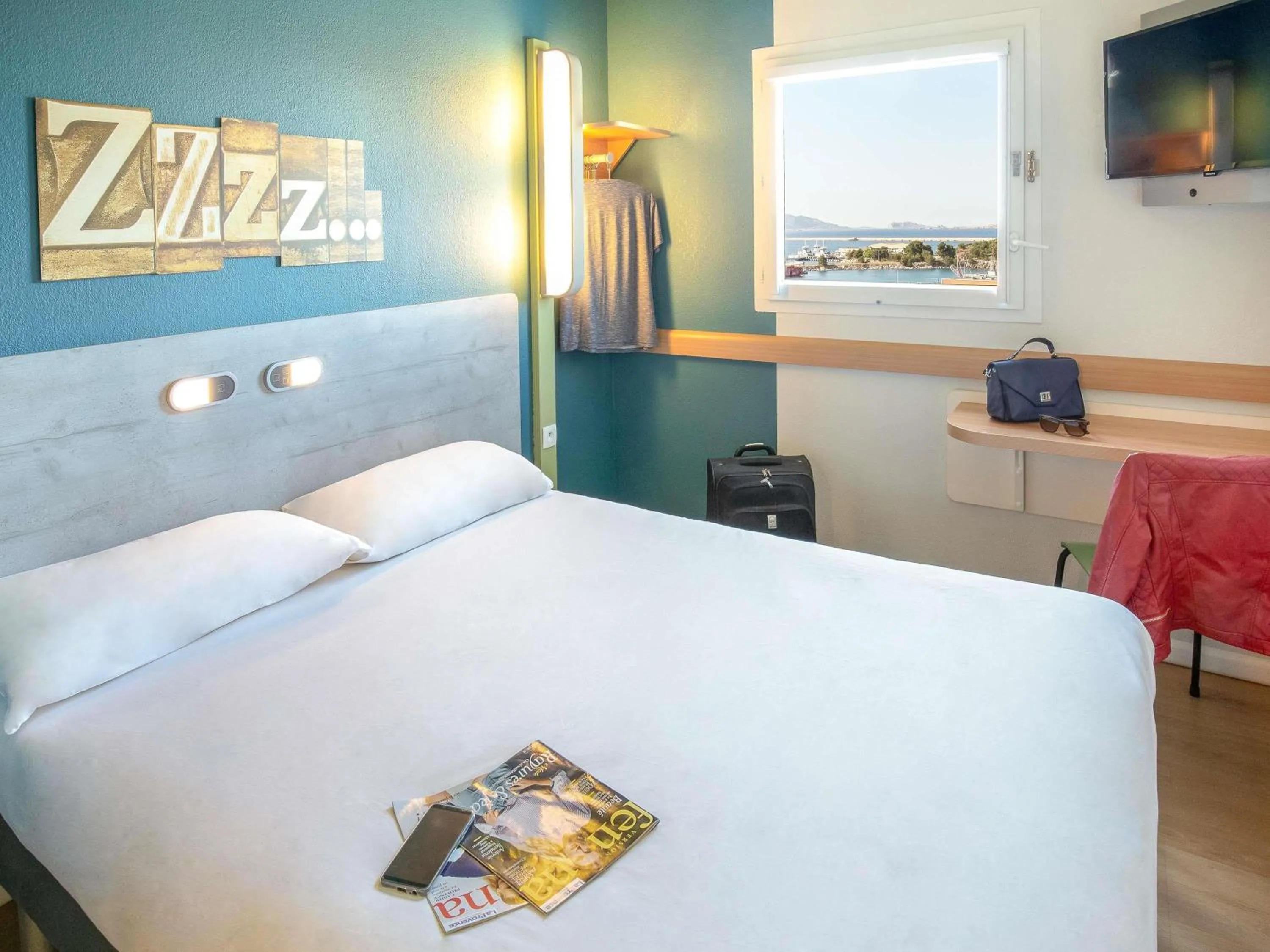 Bedroom, Bed in ibis budget Marseille L'Estaque