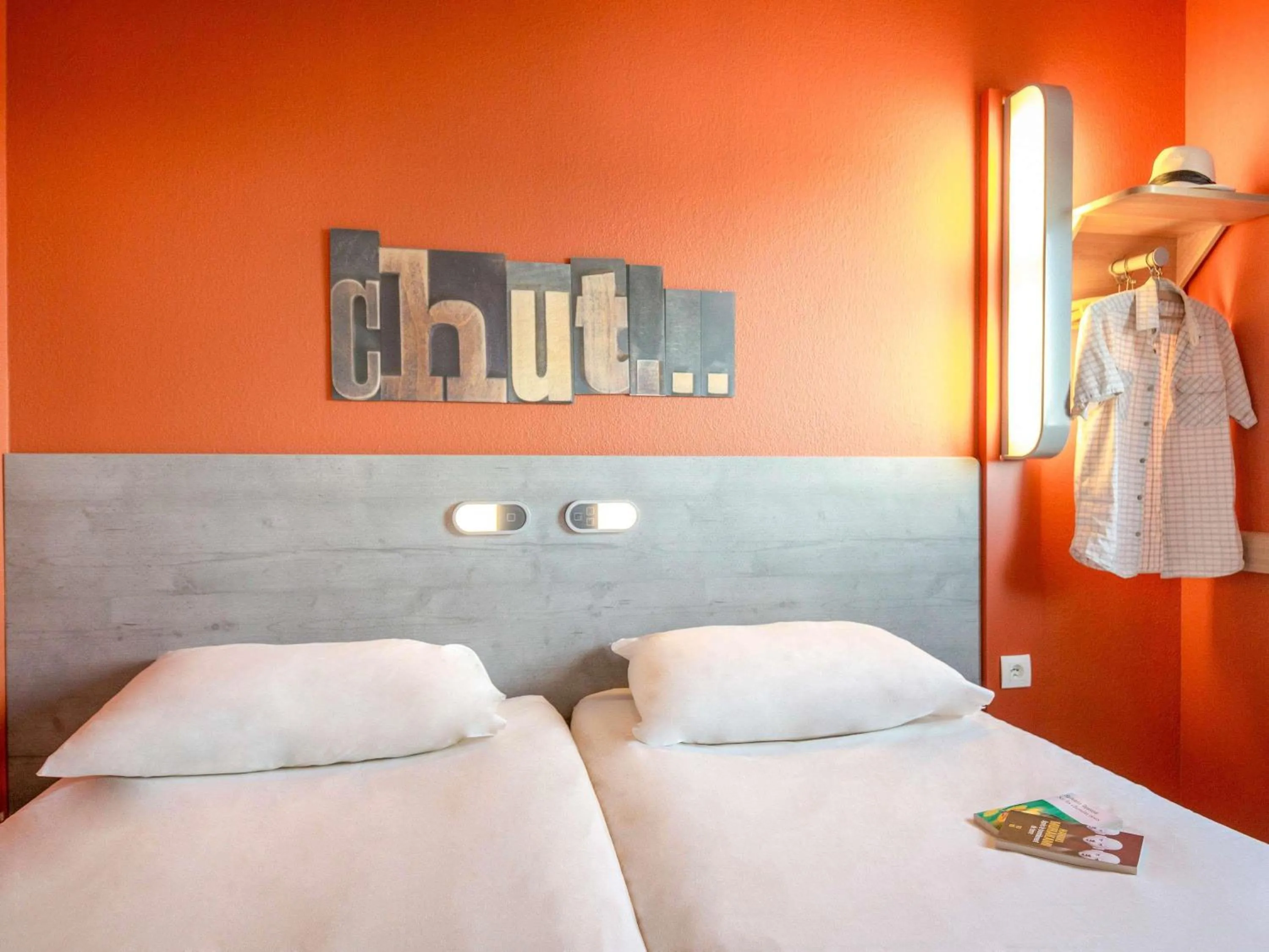 Bedroom, Bed in ibis budget Marseille L'Estaque