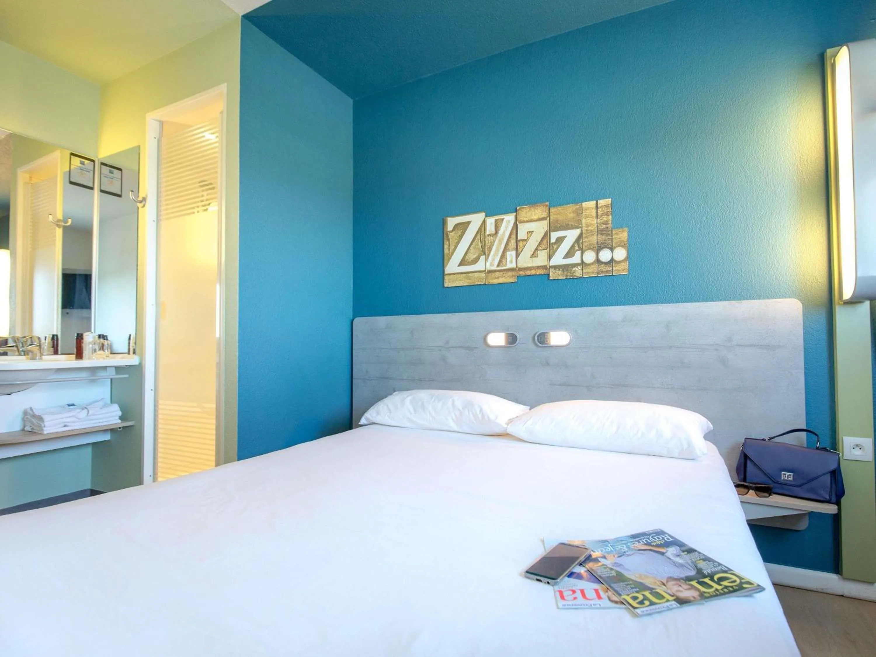 Bedroom, Bed in ibis budget Marseille L'Estaque