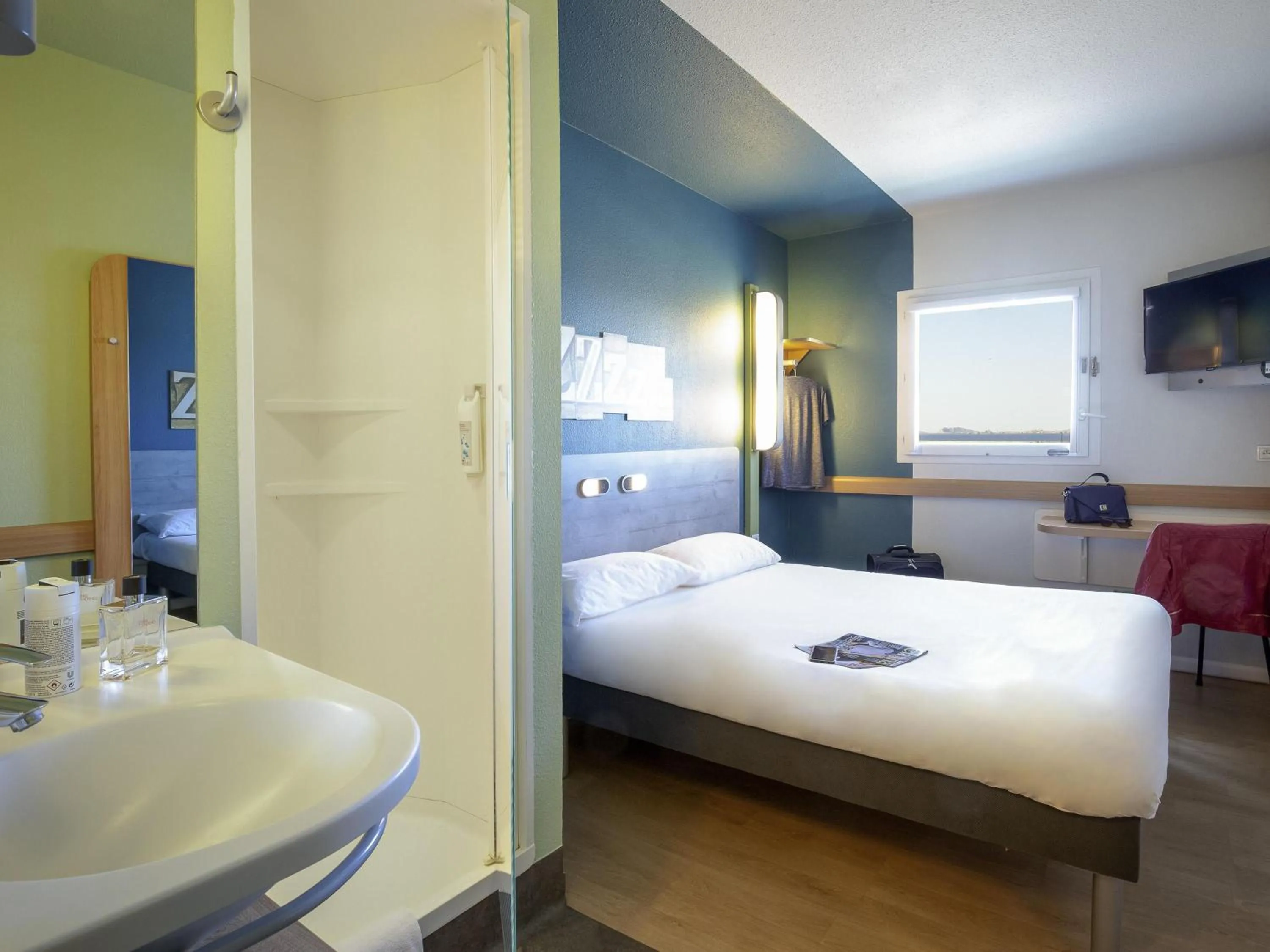 Bedroom, Bed in ibis budget Marseille L'Estaque