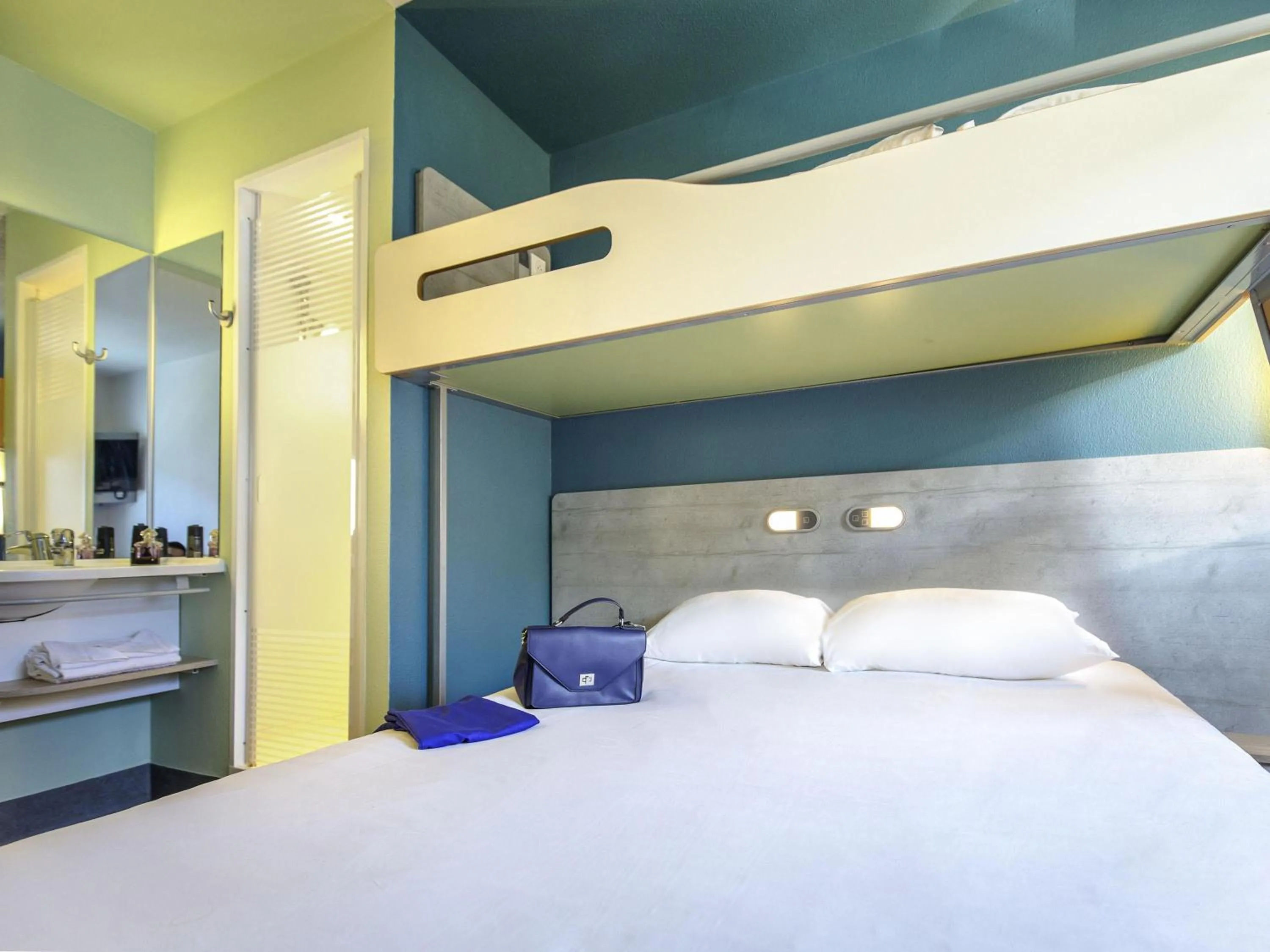 Bedroom, Bed in ibis budget Marseille L'Estaque