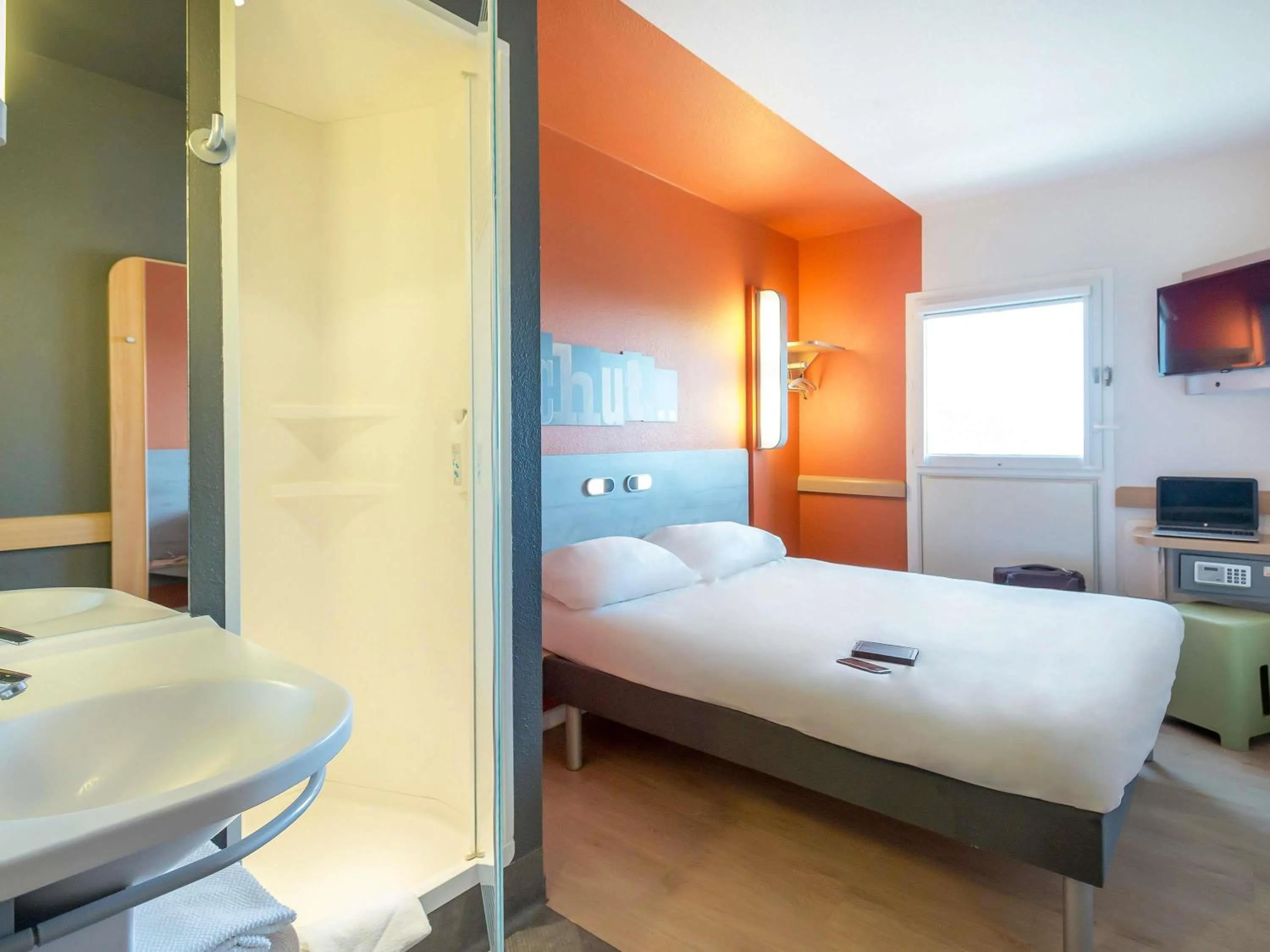 Bedroom, Bed in ibis budget Marseille L'Estaque