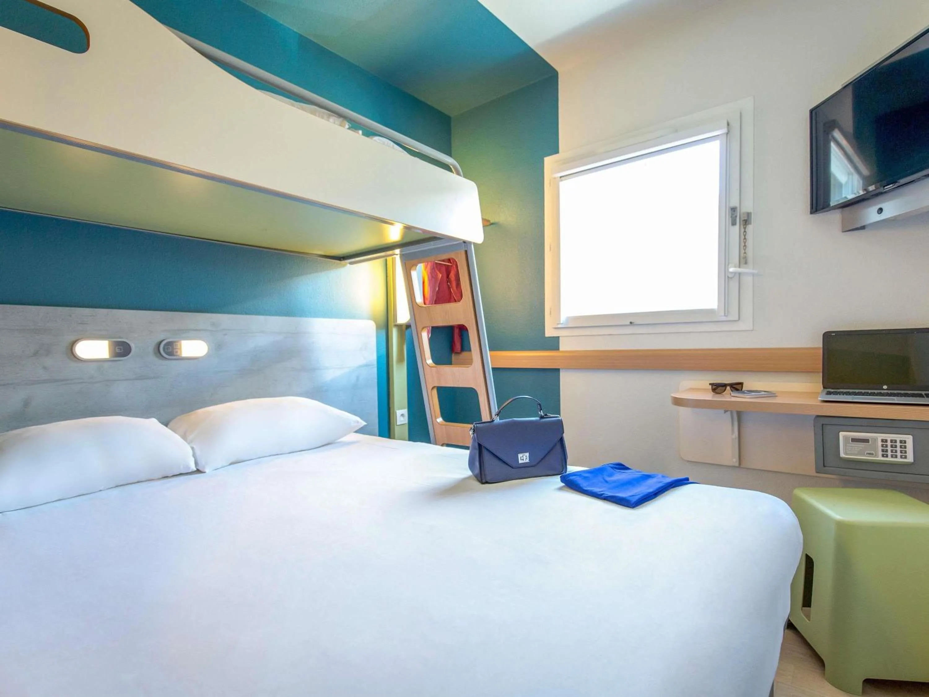 Bedroom, Bed in ibis budget Marseille L'Estaque