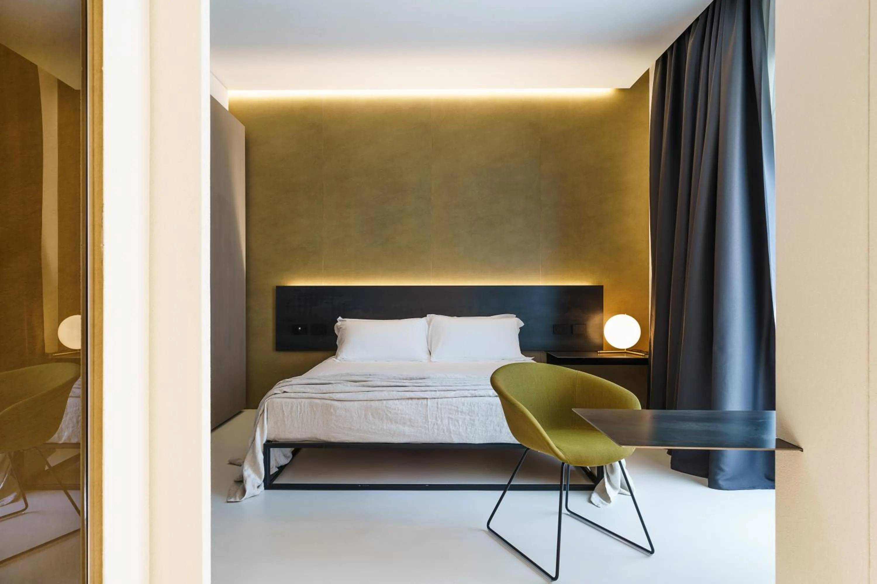 Shower, Bed in Meo Design Suites & Spa