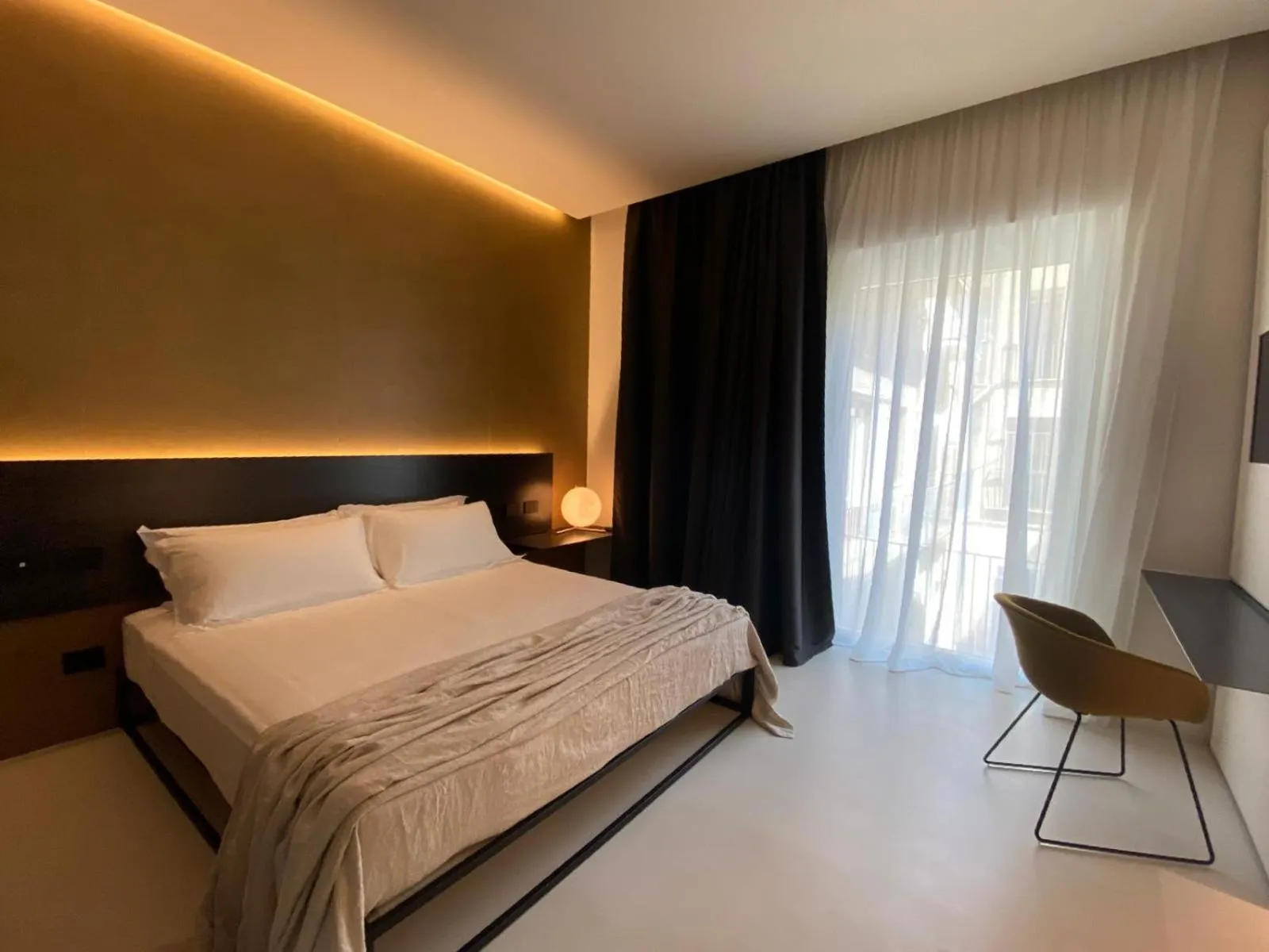 Shower, Bed in Meo Design Suites & Spa