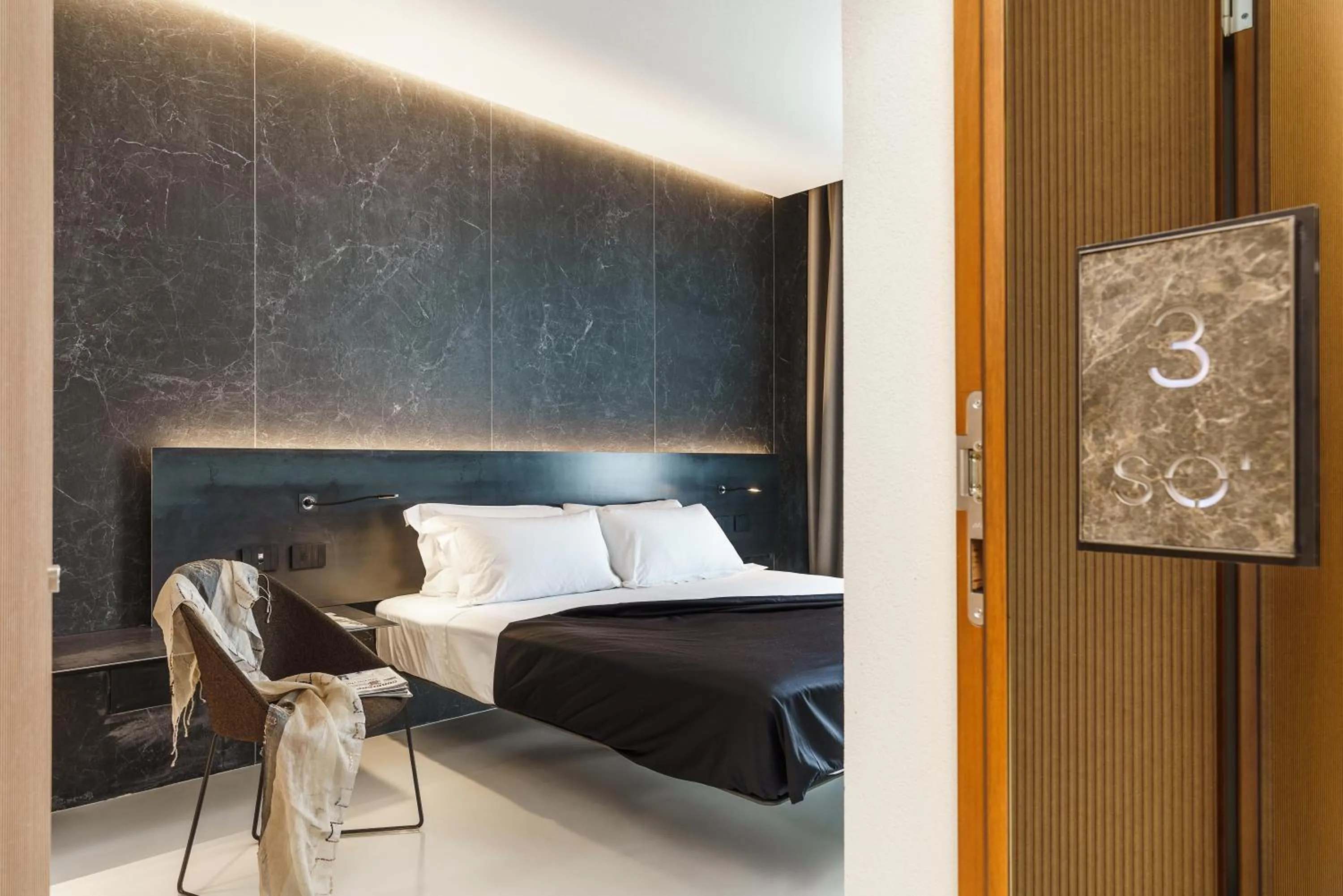 Shower, Bed in Meo Design Suites & Spa