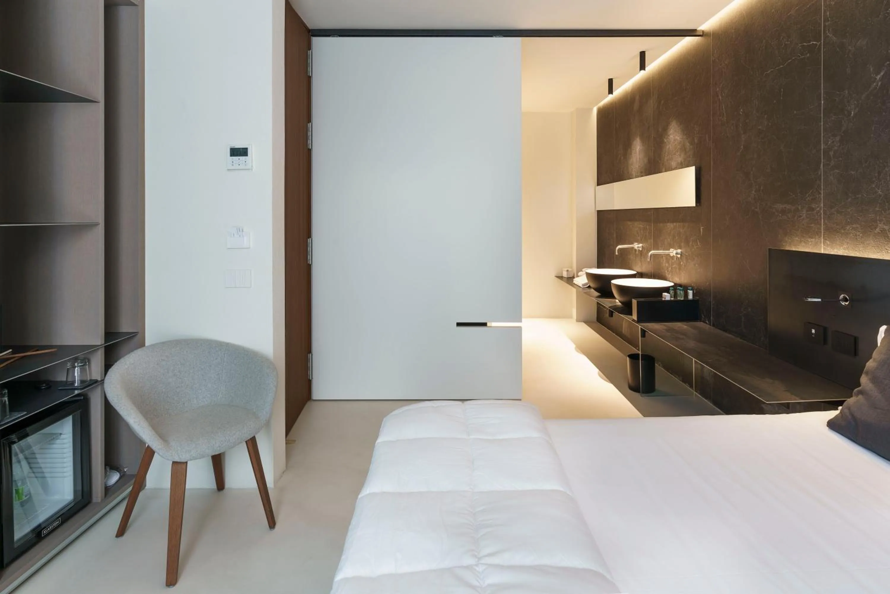 Shower, Bed in Meo Design Suites & Spa
