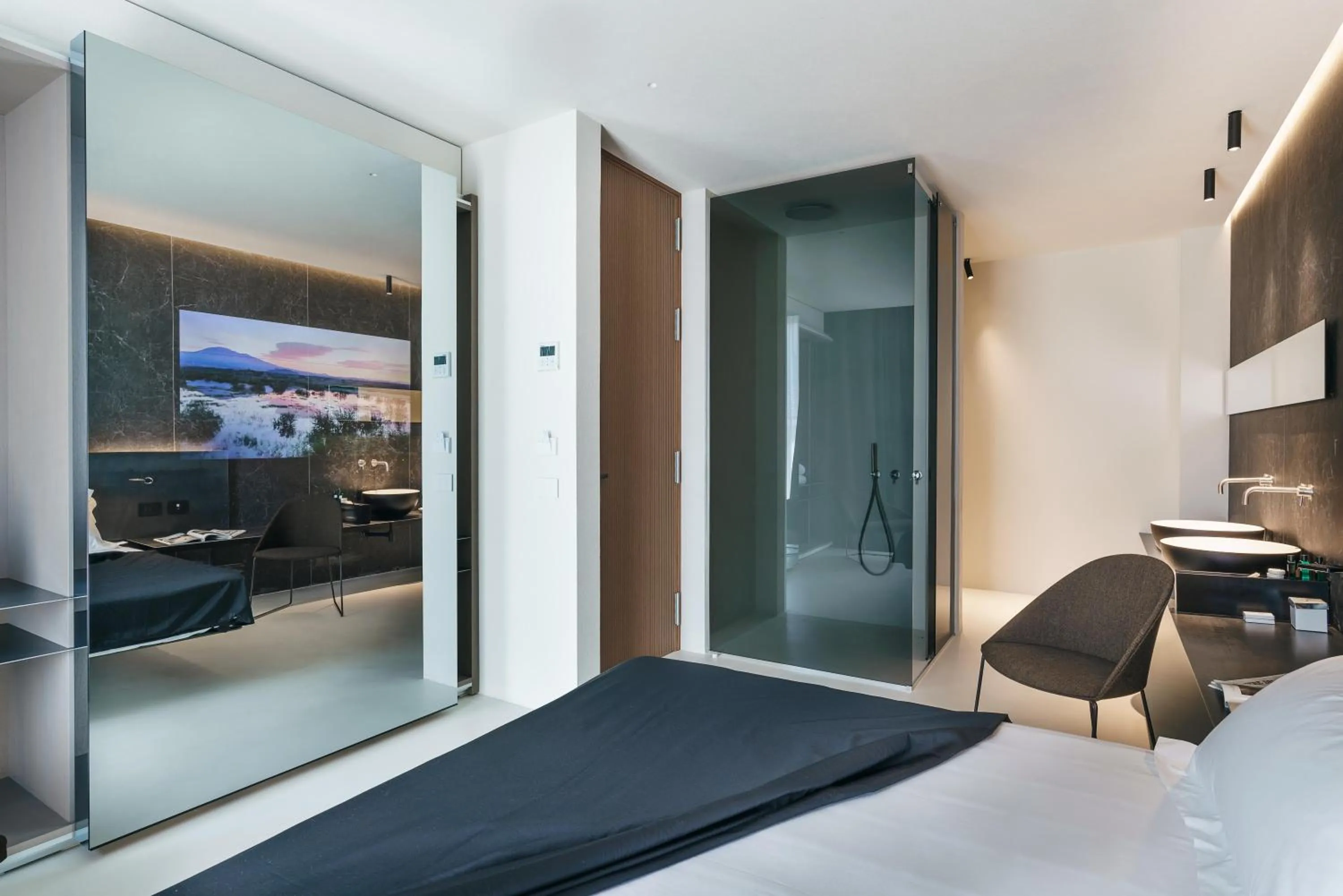 Shower, Bed in Meo Design Suites & Spa