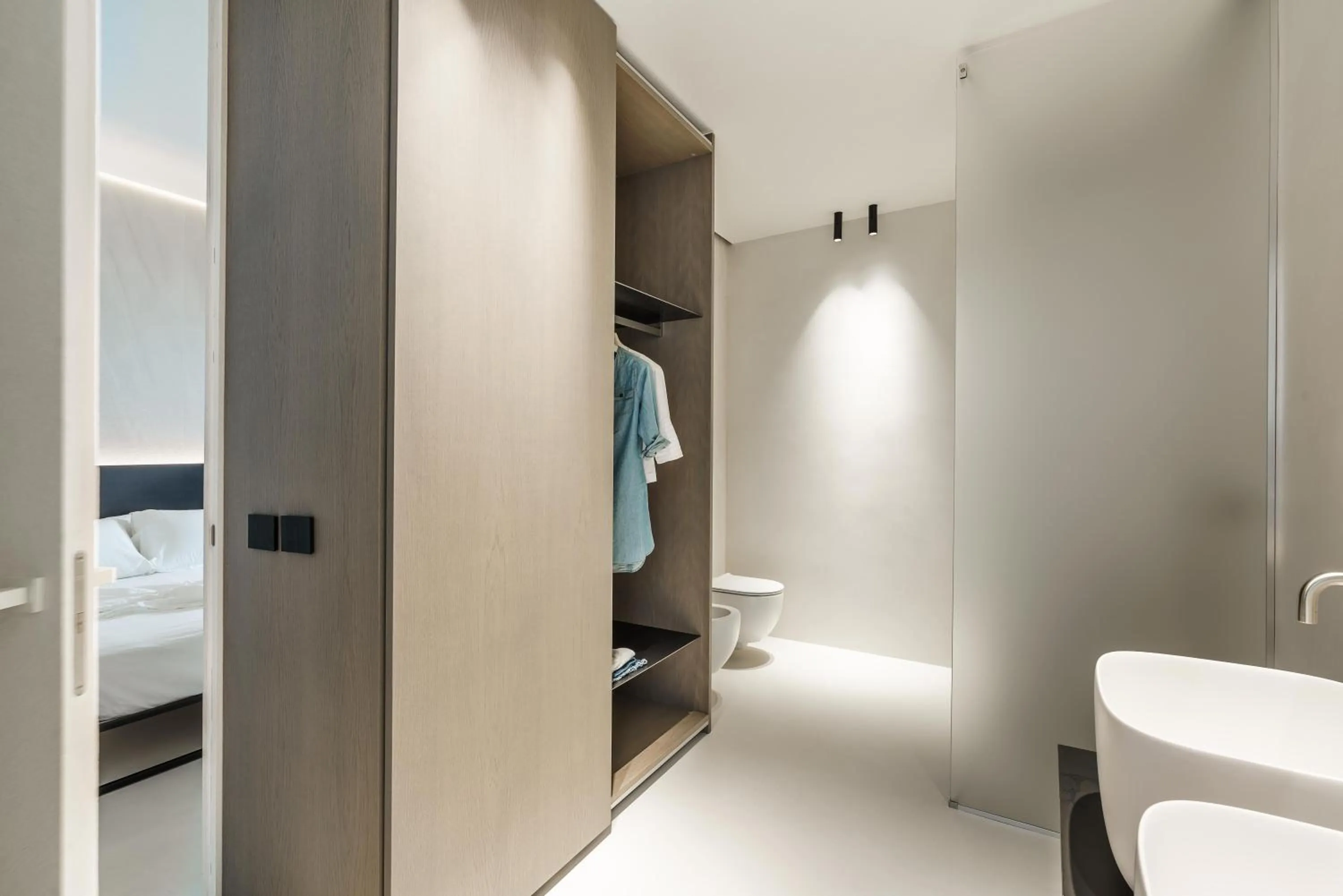Shower, Bed in Meo Design Suites & Spa
