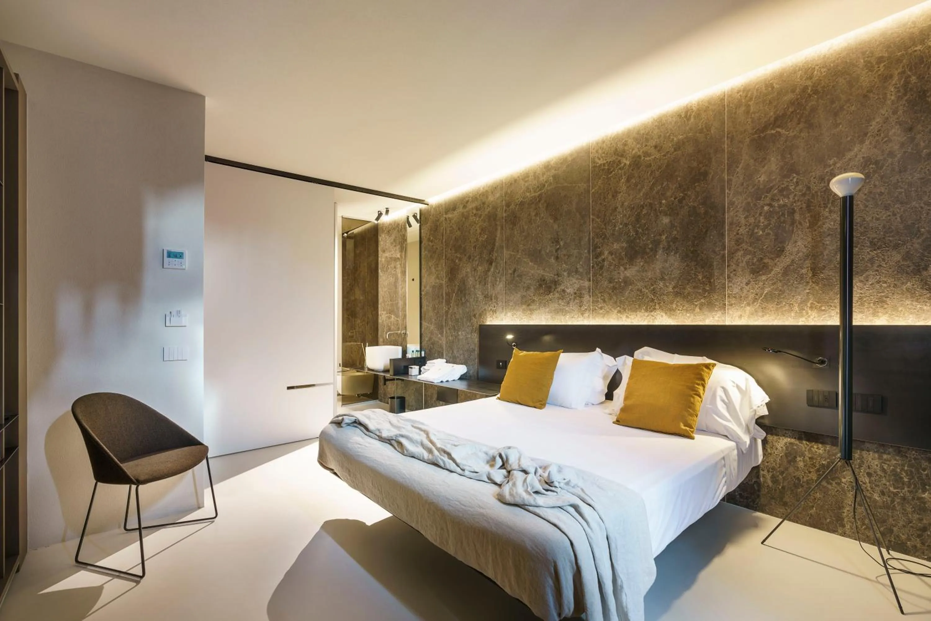 Shower, Bed in Meo Design Suites & Spa
