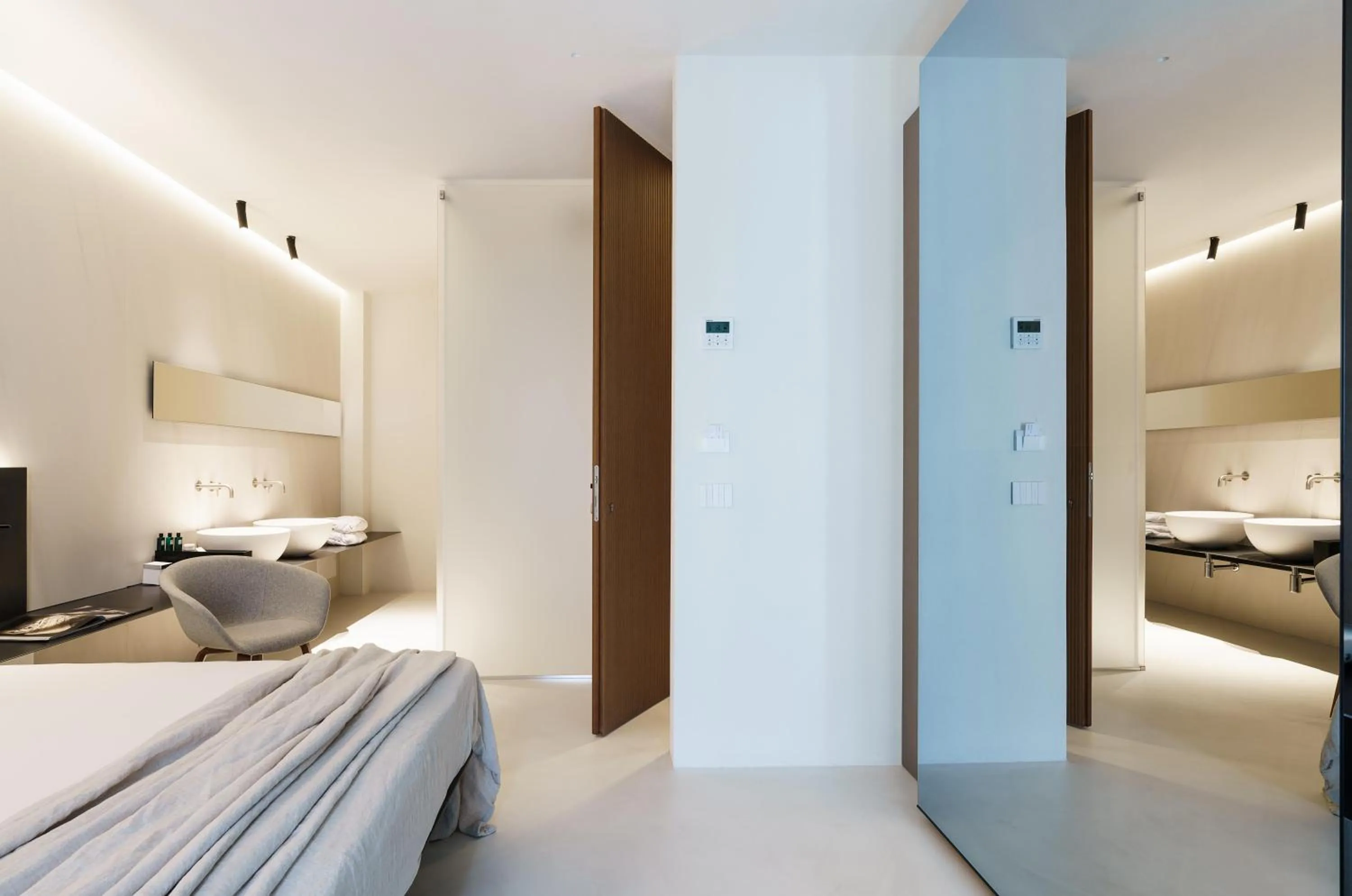 Shower, Bed in Meo Design Suites & Spa