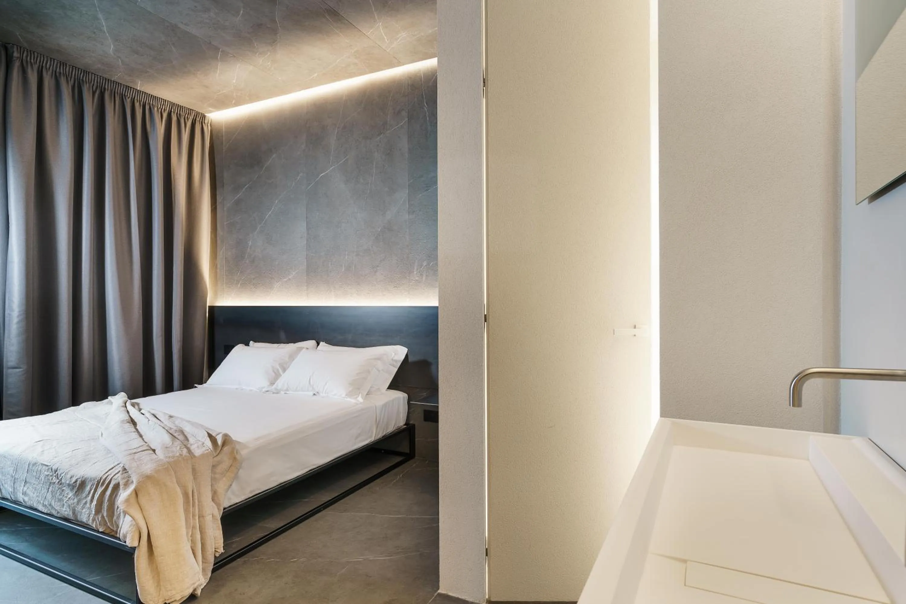 Shower, Bed in Meo Design Suites & Spa