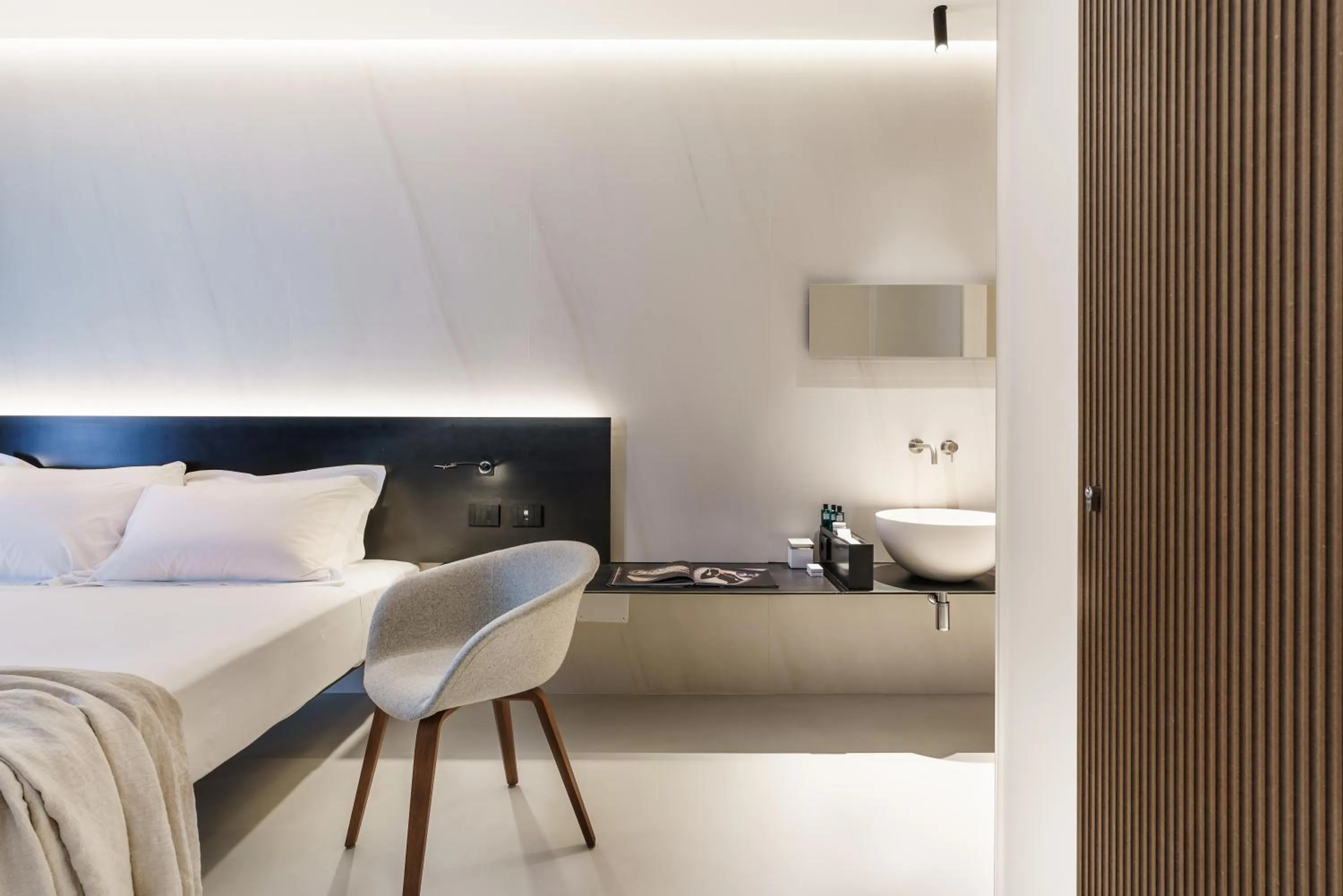 Shower, Bed in Meo Design Suites & Spa