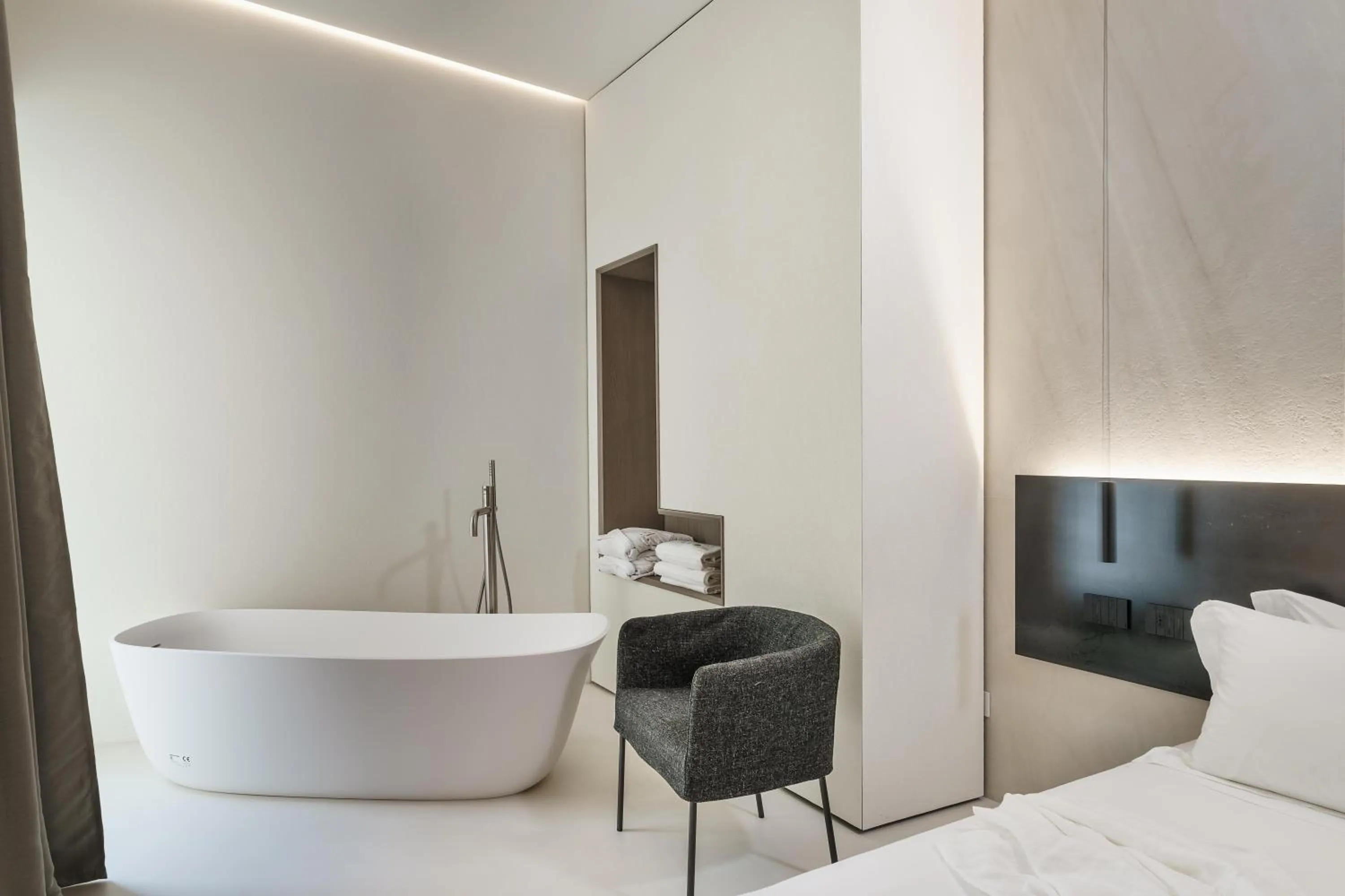 Shower, Bed in Meo Design Suites & Spa
