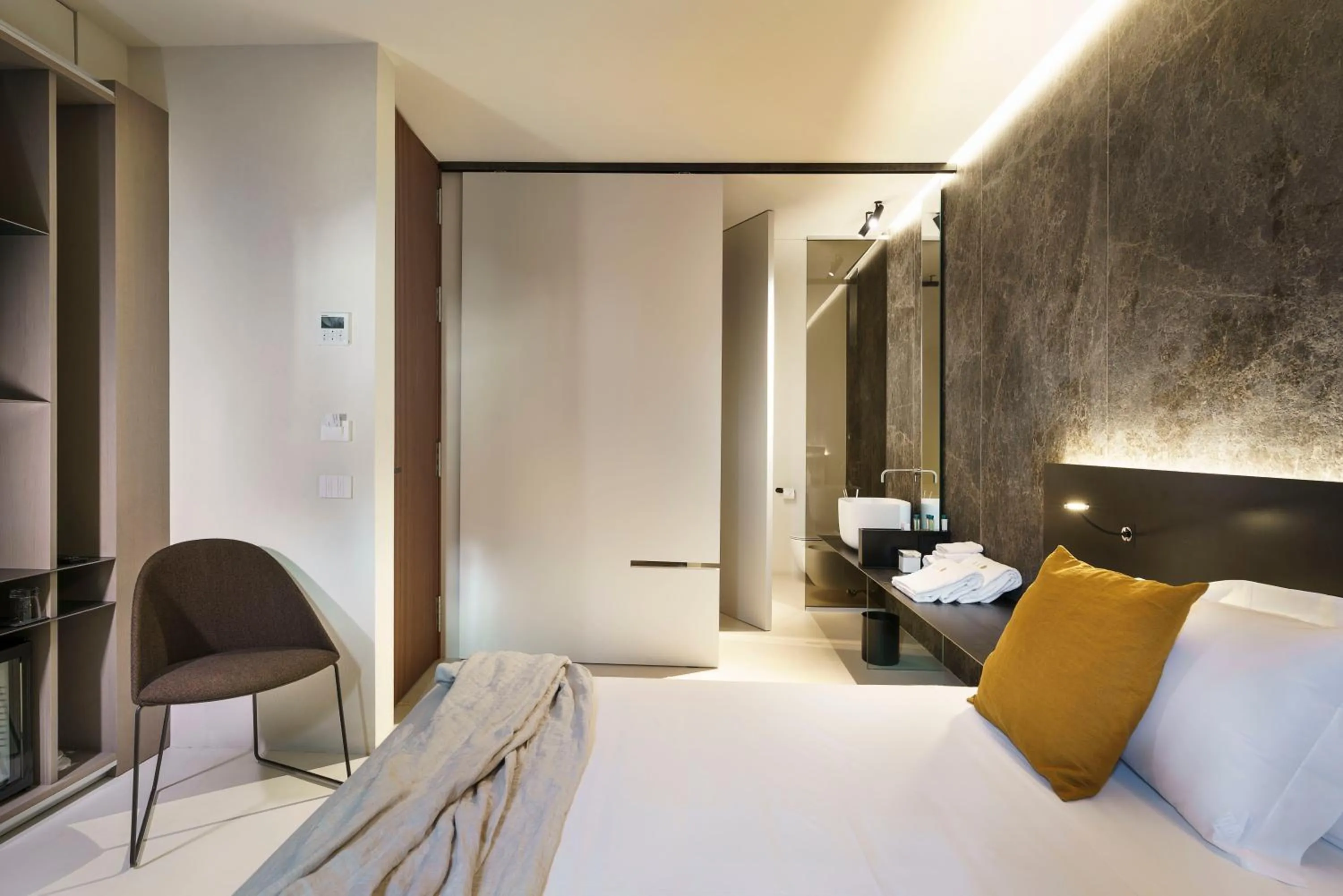 Shower, Bed in Meo Design Suites & Spa