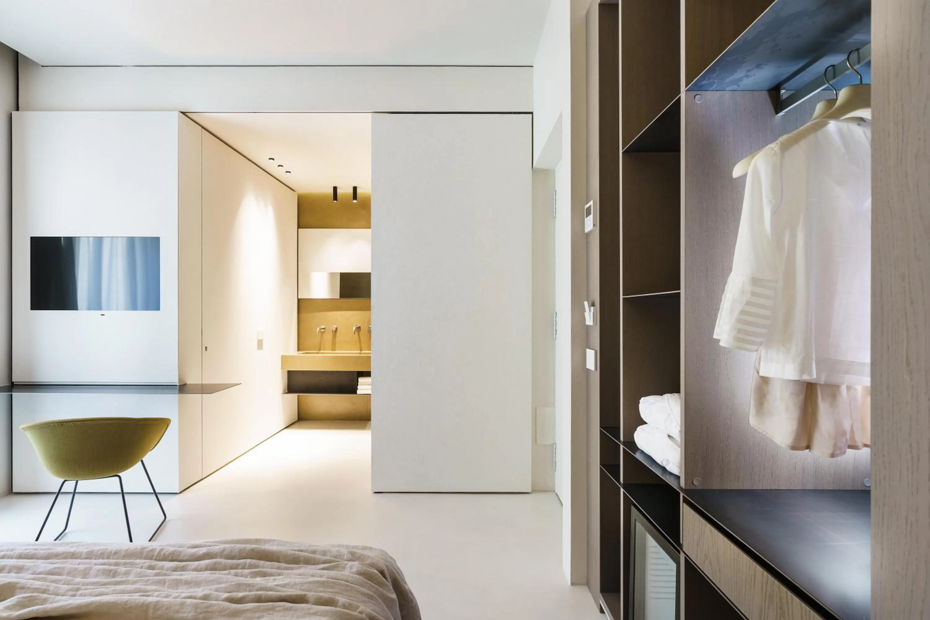 Shower, Bed in Meo Design Suites & Spa