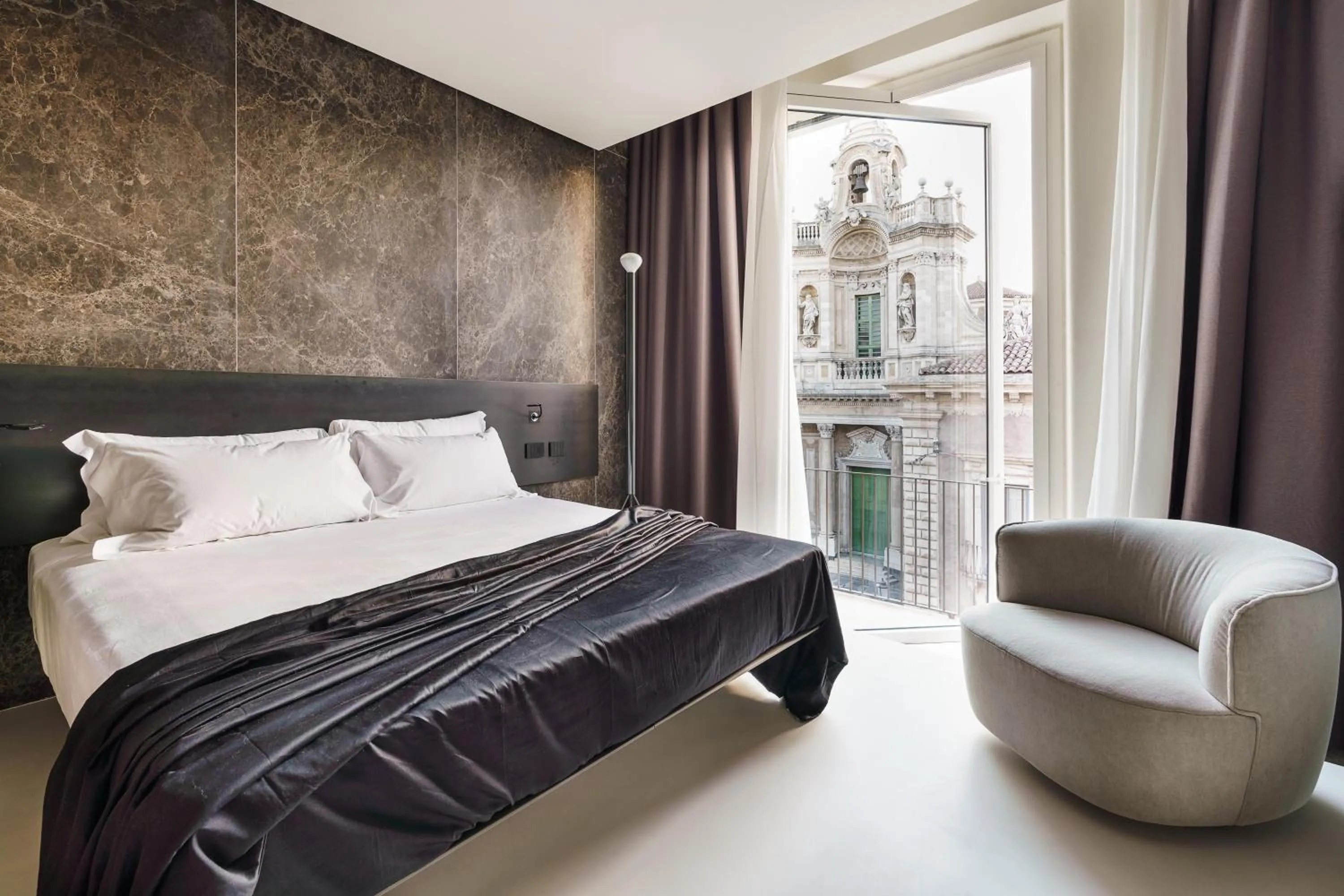 Shower, Bed in Meo Design Suites & Spa