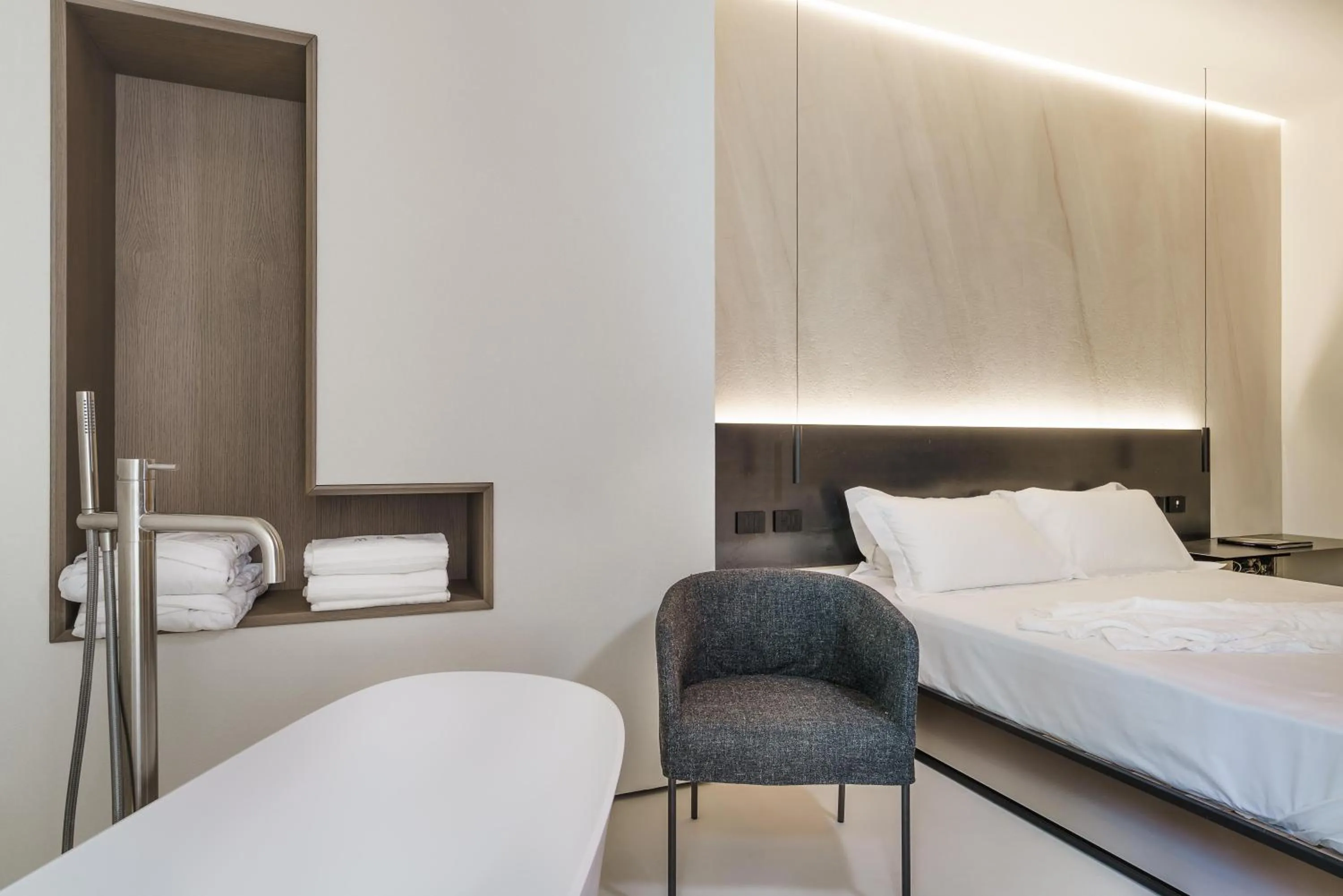 Shower, Bed in Meo Design Suites & Spa