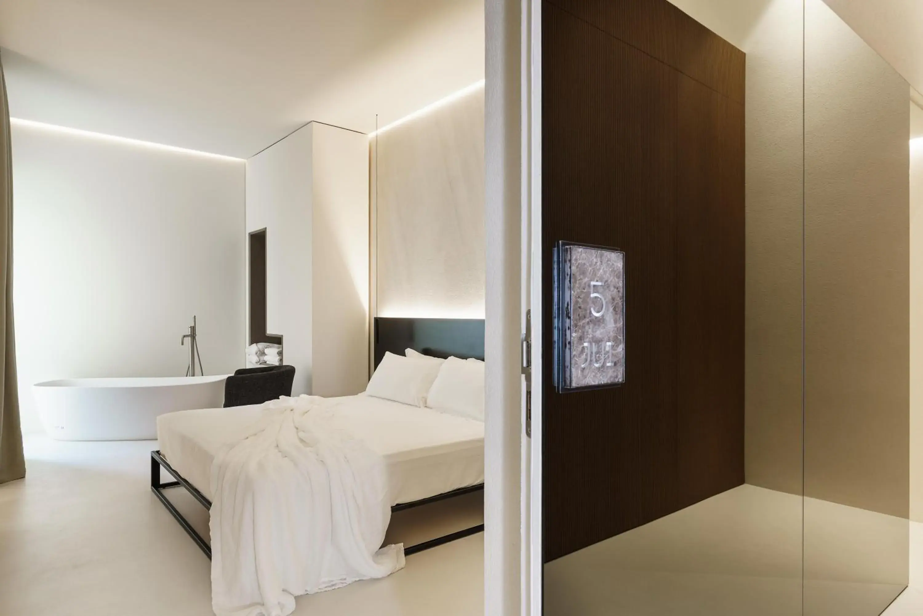 Deluxe Double Room with Bath in Meo Design Suites & Spa Deluxe Double Room with Bath in Meo Design Suites & Spa