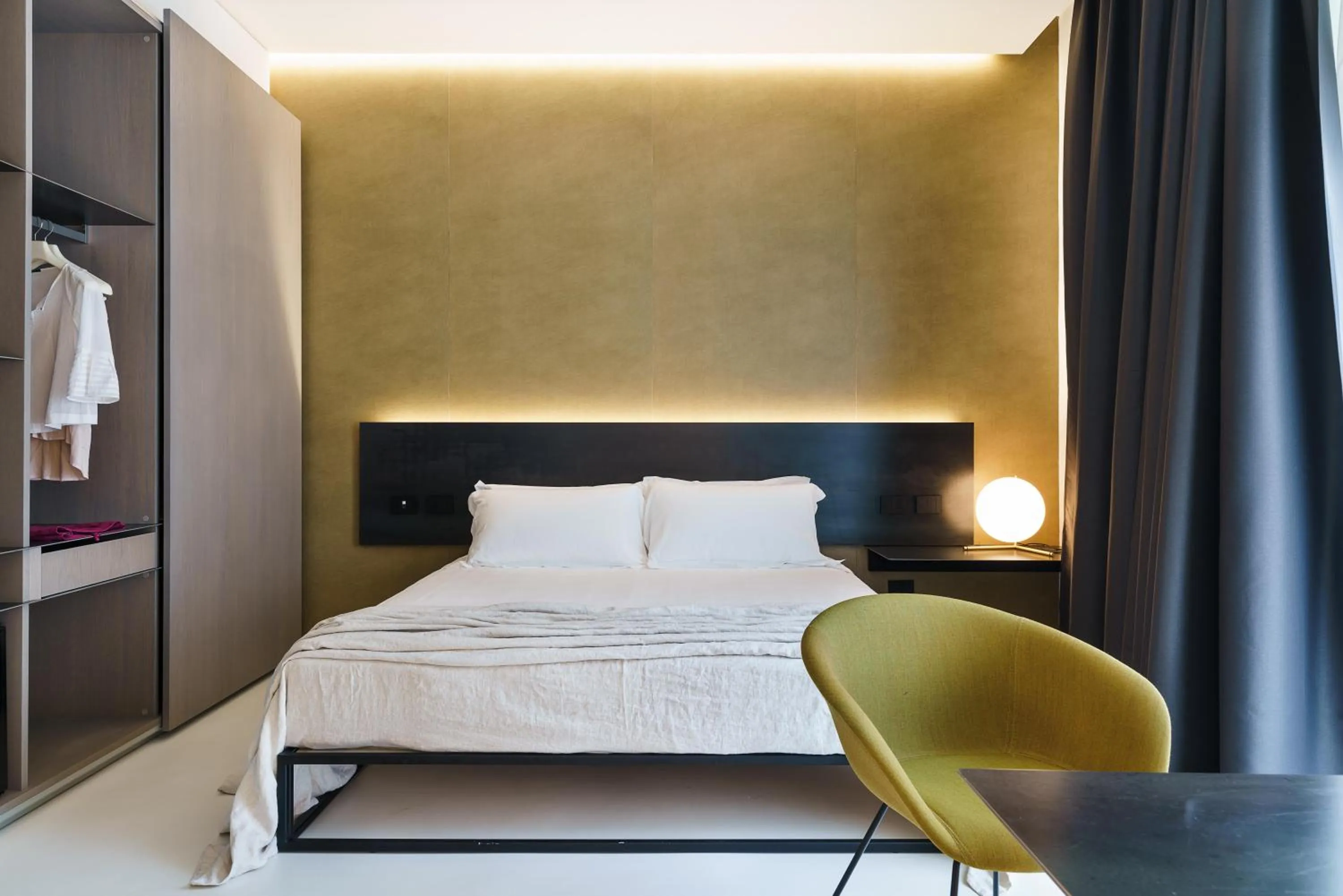 Shower, Bed in Meo Design Suites & Spa