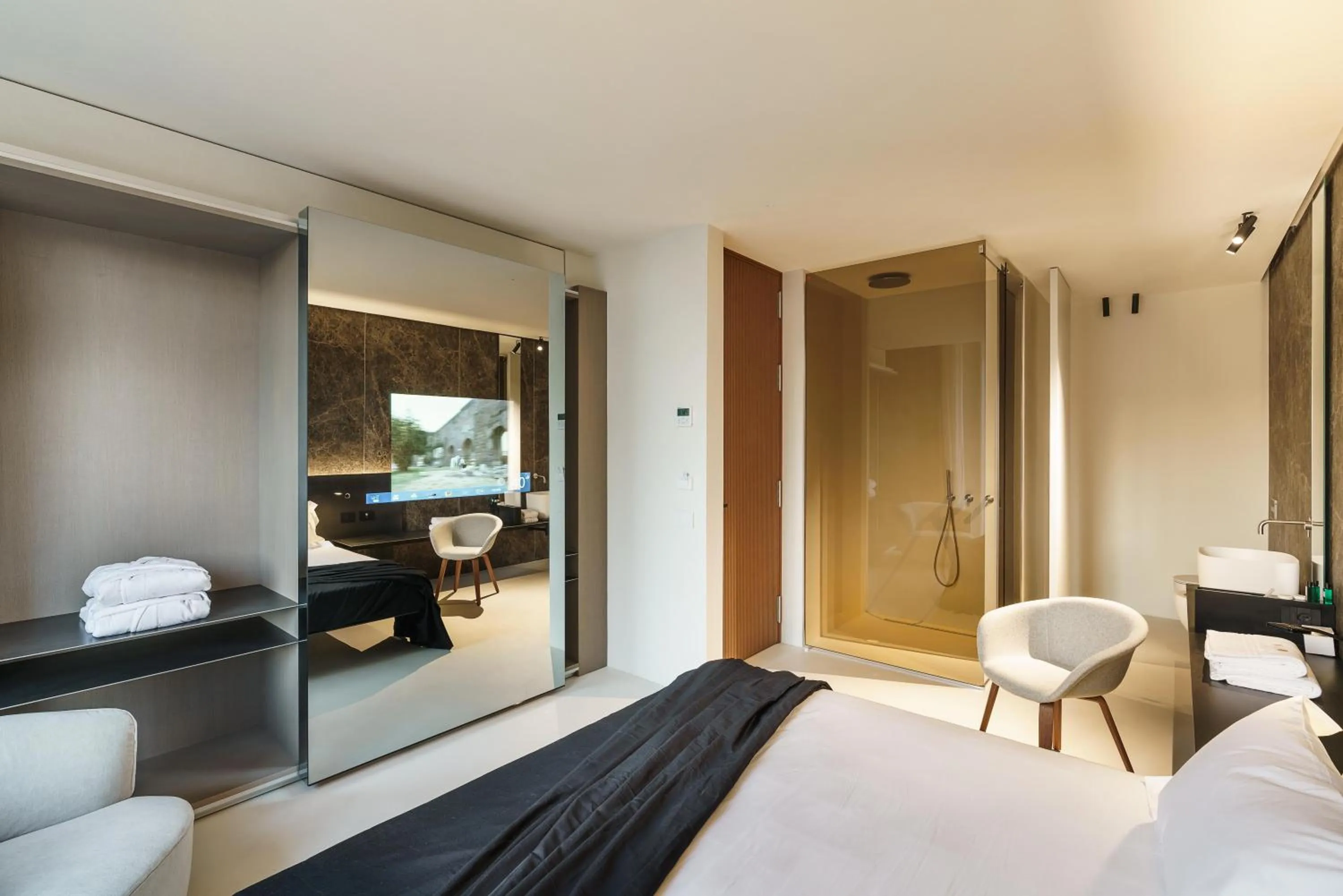 Shower, Bed in Meo Design Suites & Spa