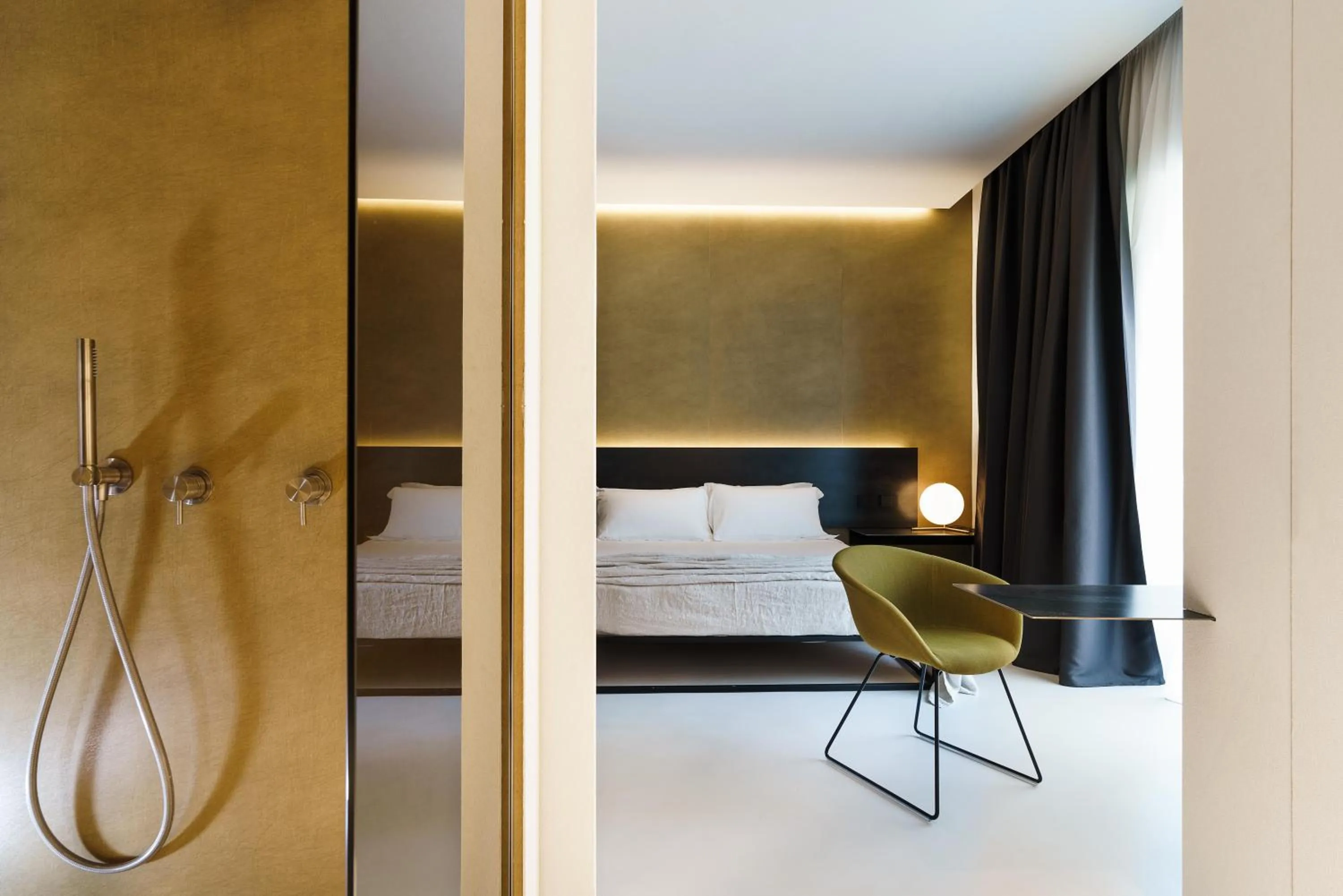 Shower, Bed in Meo Design Suites & Spa