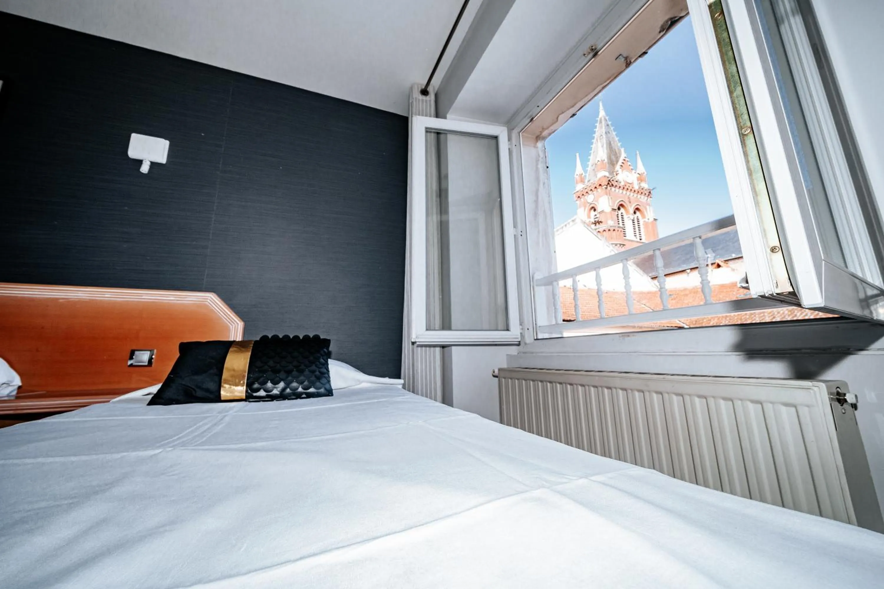 Bed in Hôtel Le Tivoli